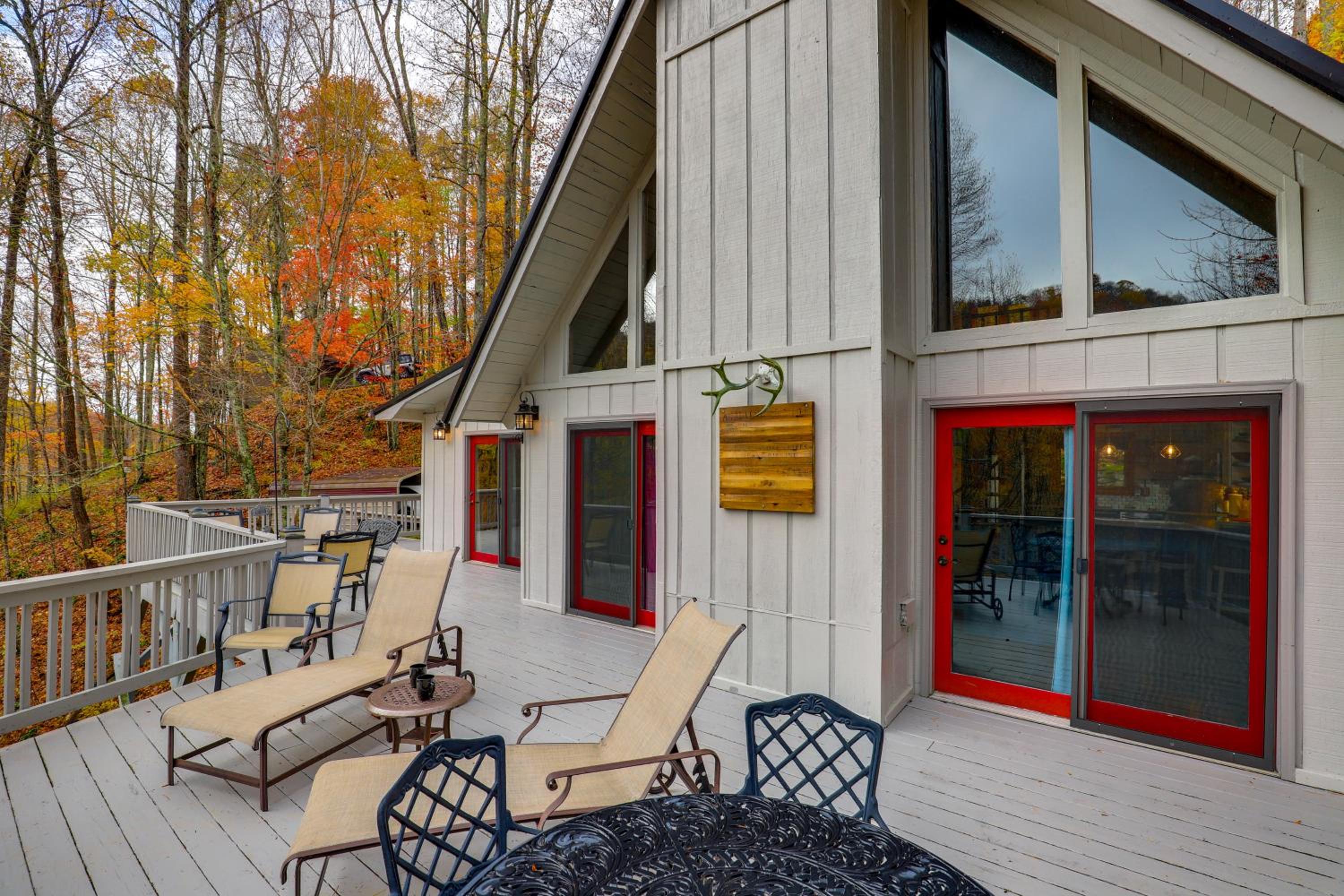 Walk to Slopes Mars Hill Resort-Style Mtn Chalet