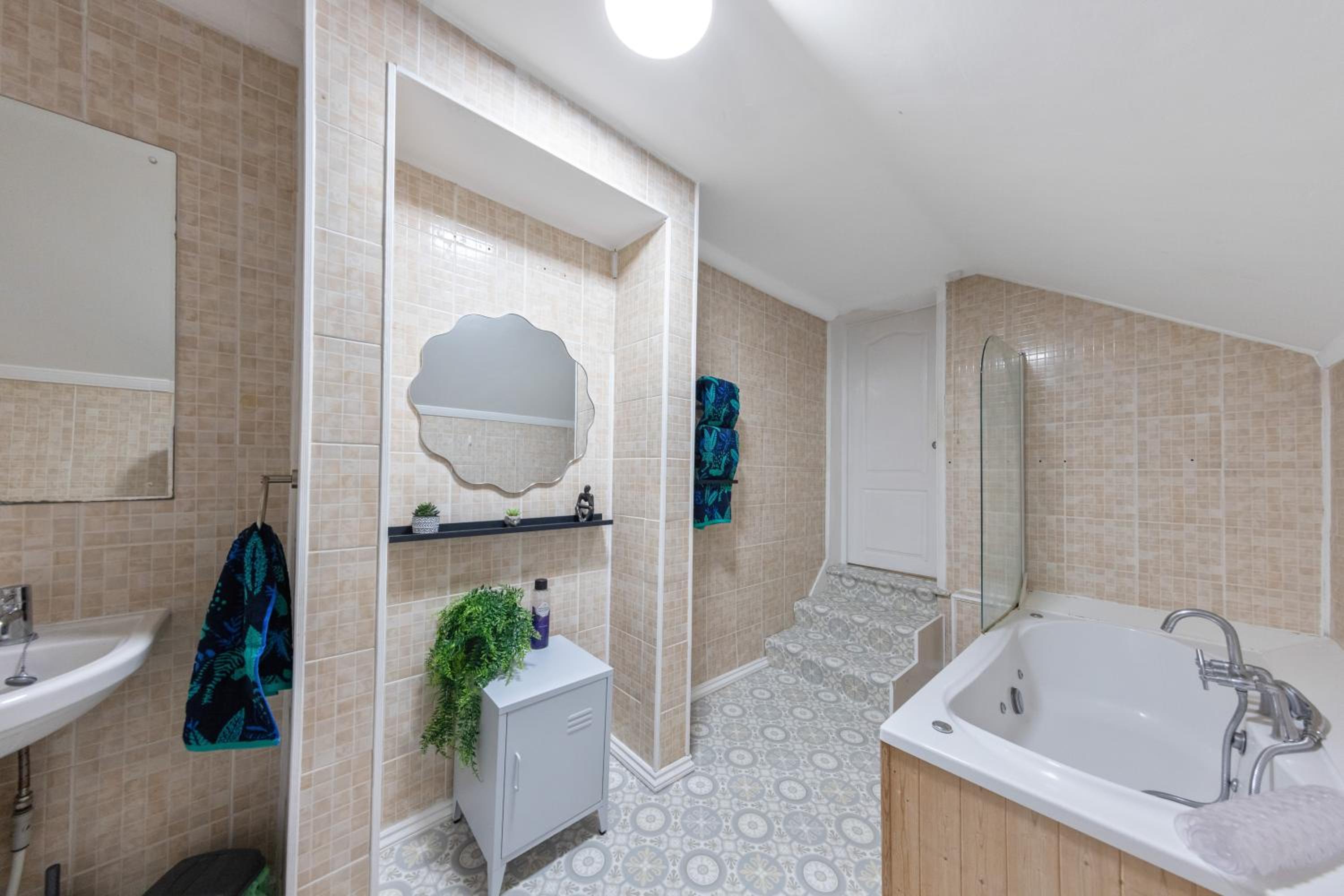 Cosy Modern Two Bed Terrace