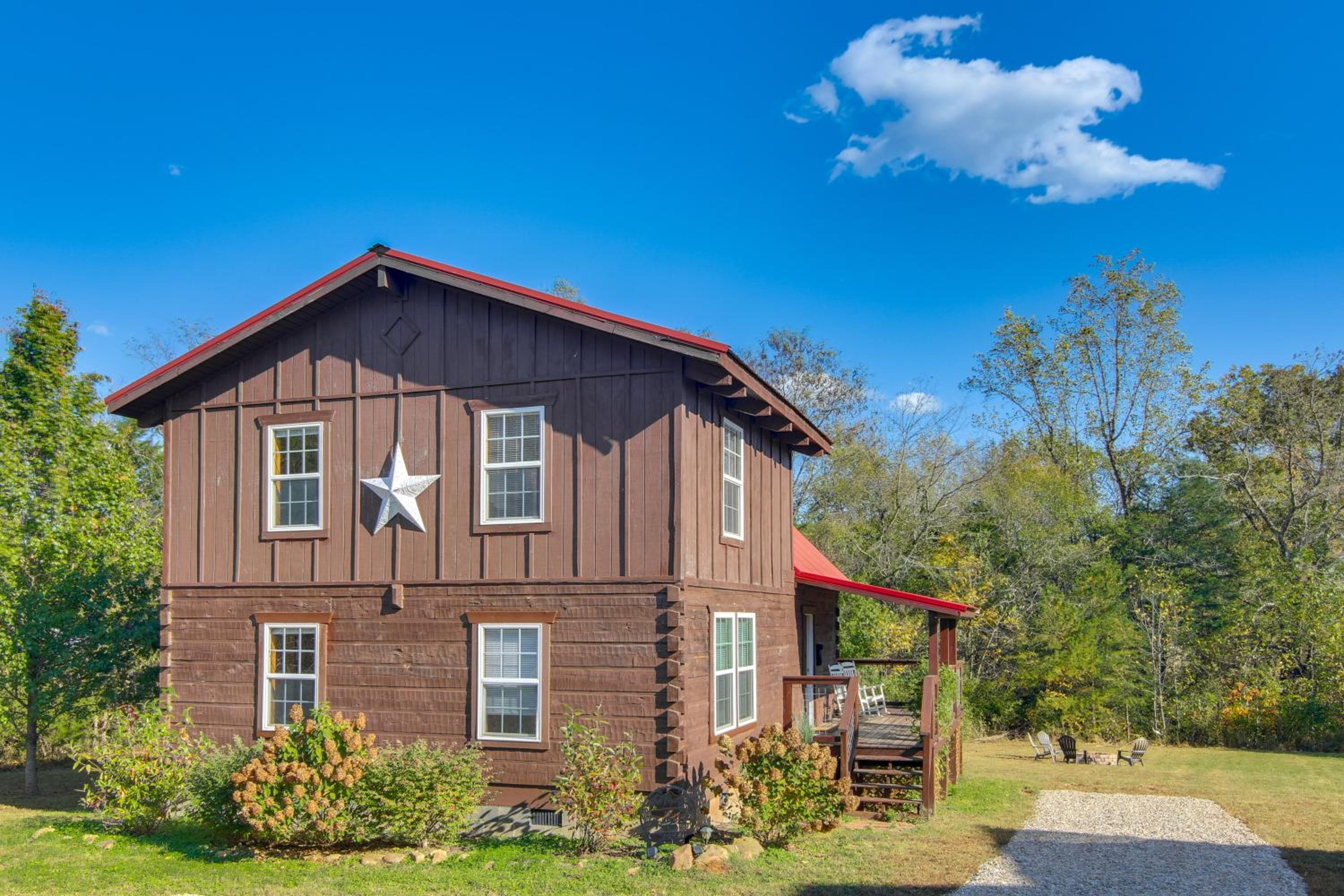 Hike and Unwind, Peaceful Wooded Retreat in Newport