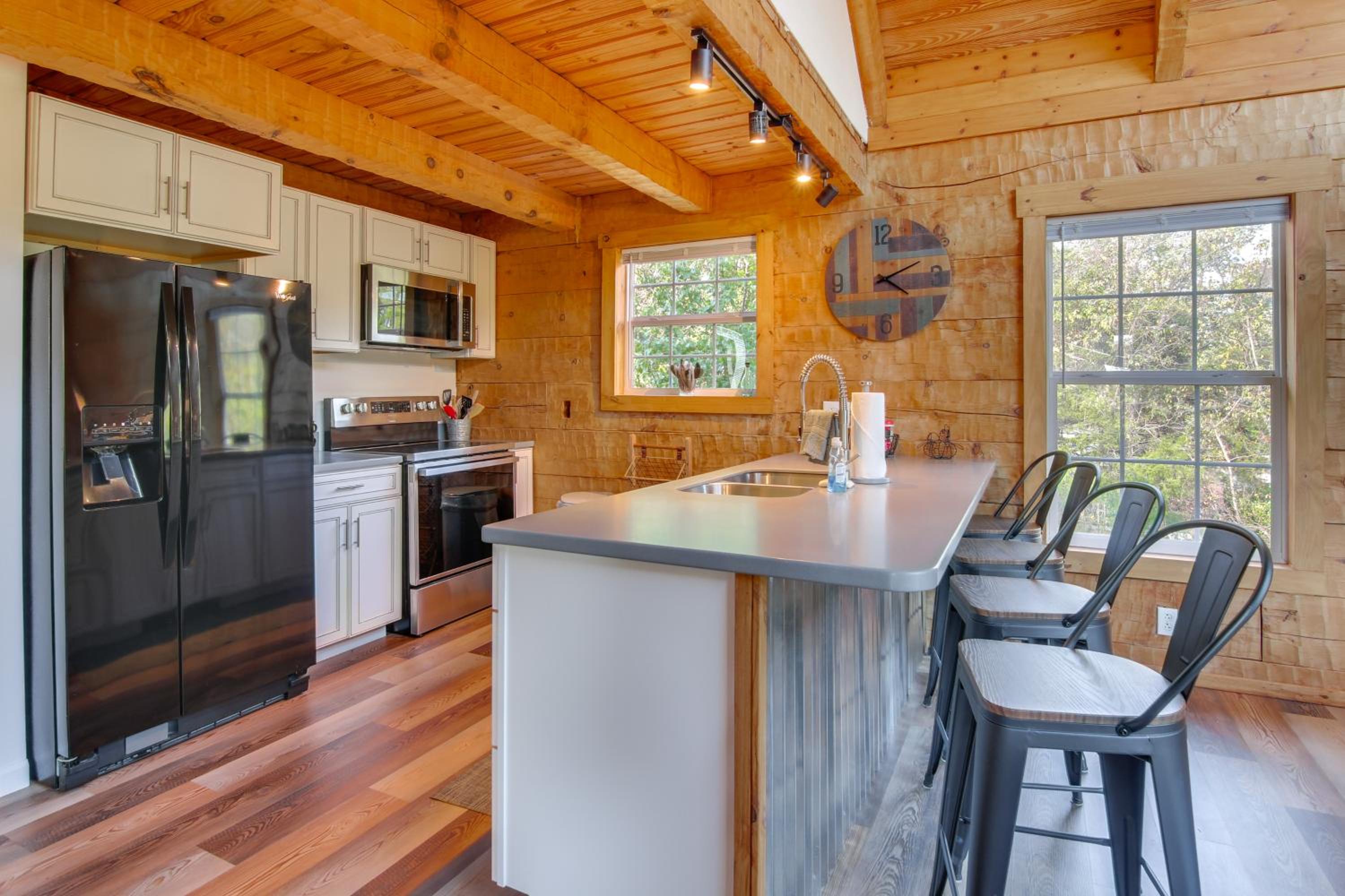Hike and Unwind, Peaceful Wooded Retreat in Newport