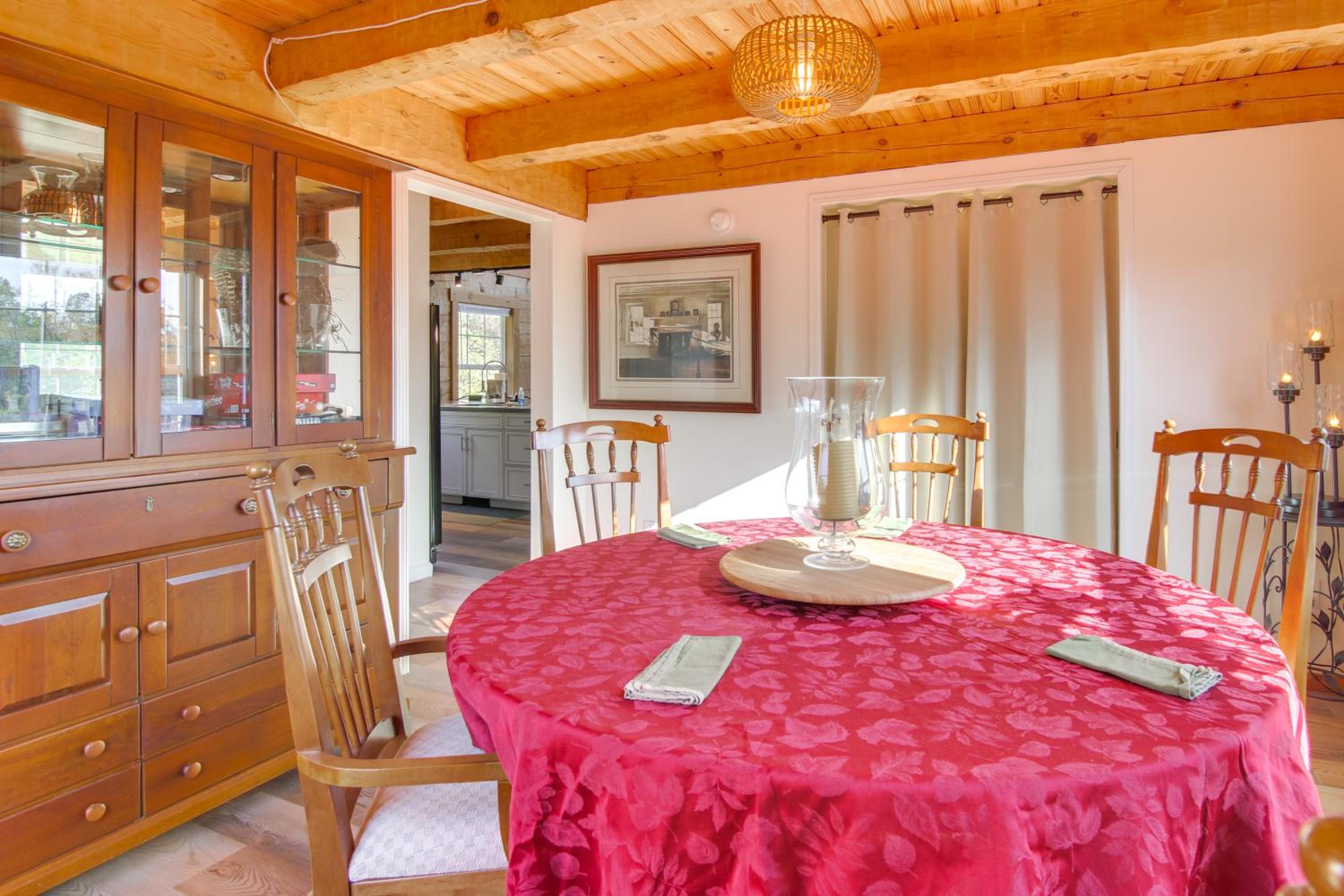 Hike and Unwind, Peaceful Wooded Retreat in Newport
