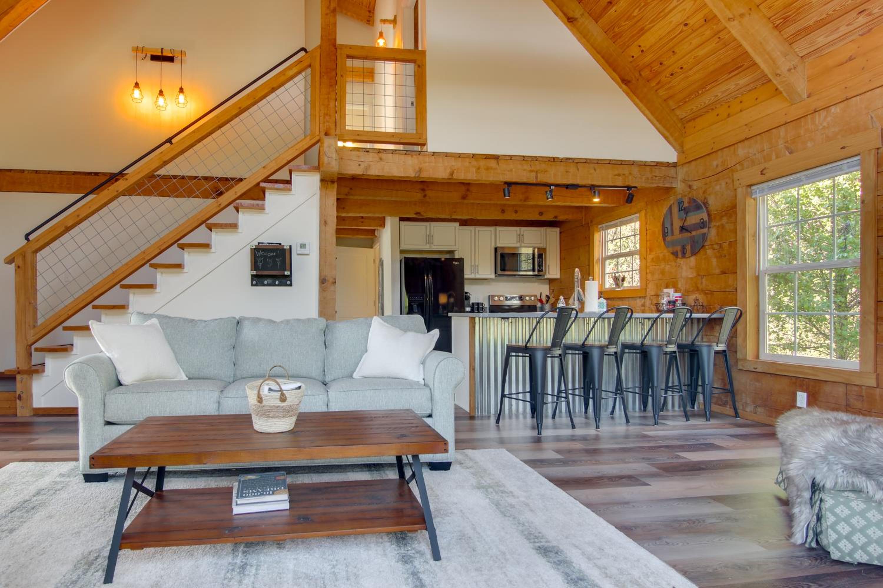 Hike and Unwind, Peaceful Wooded Retreat in Newport