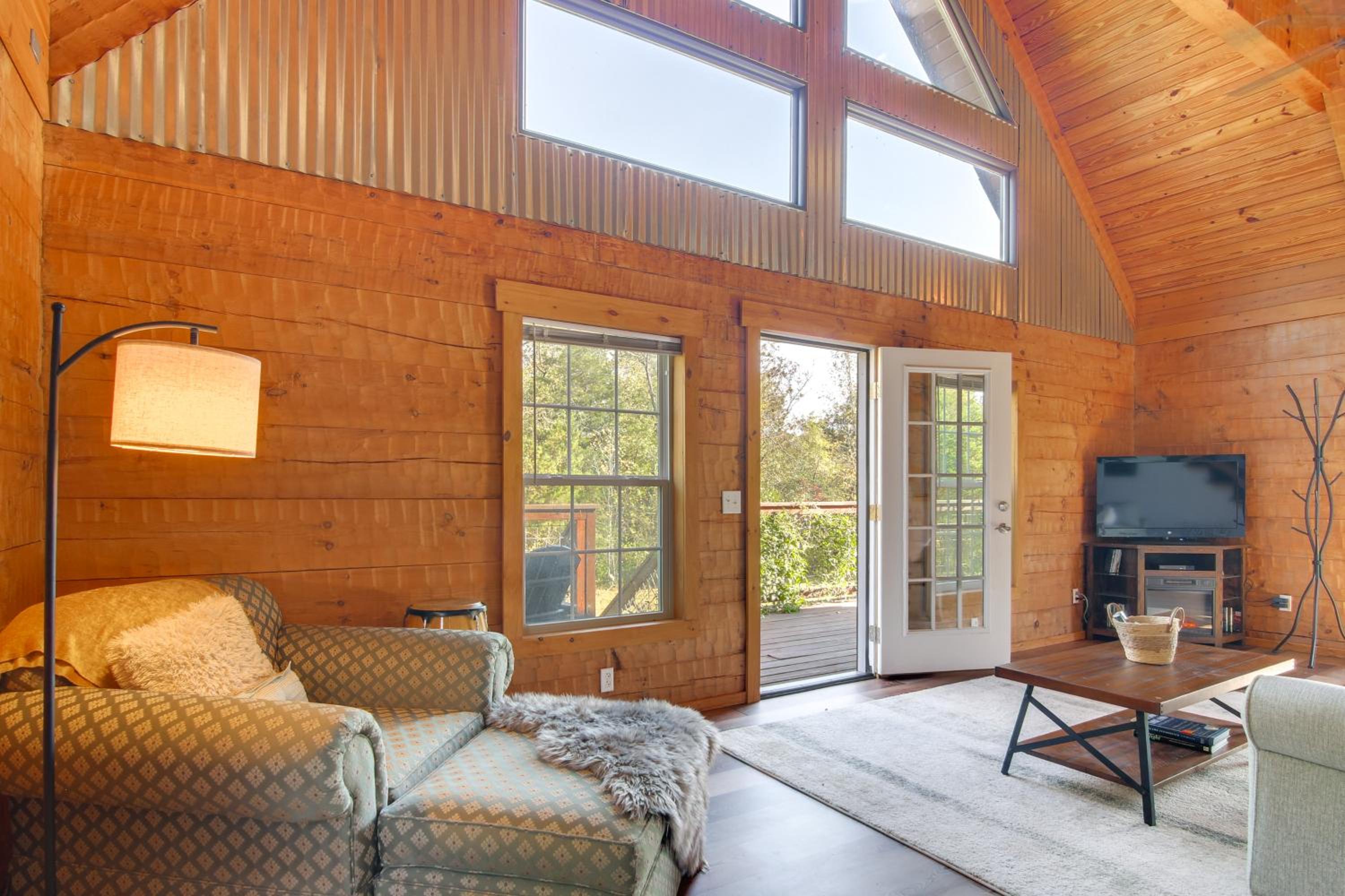 Hike and Unwind, Peaceful Wooded Retreat in Newport