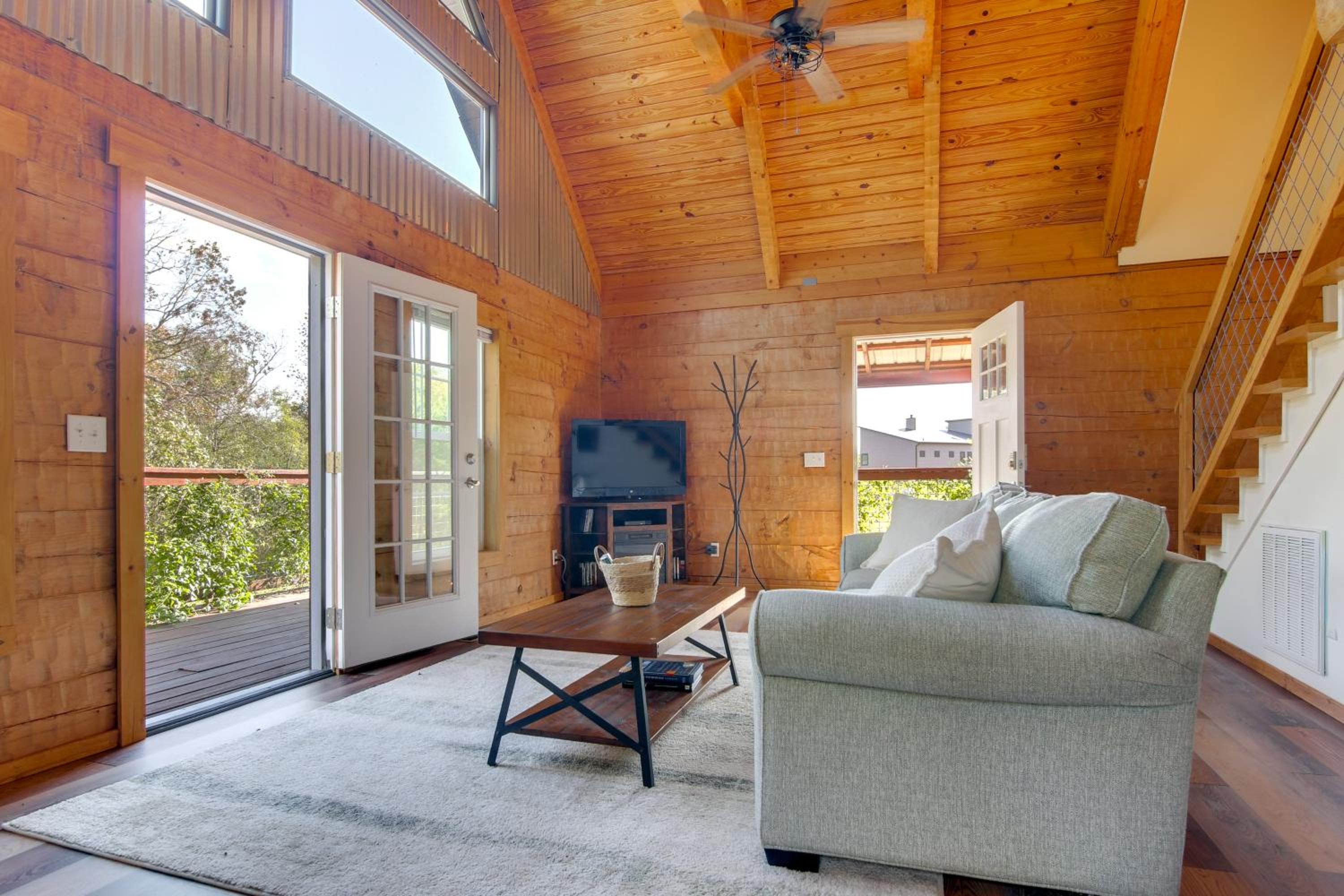 Hike and Unwind, Peaceful Wooded Retreat in Newport