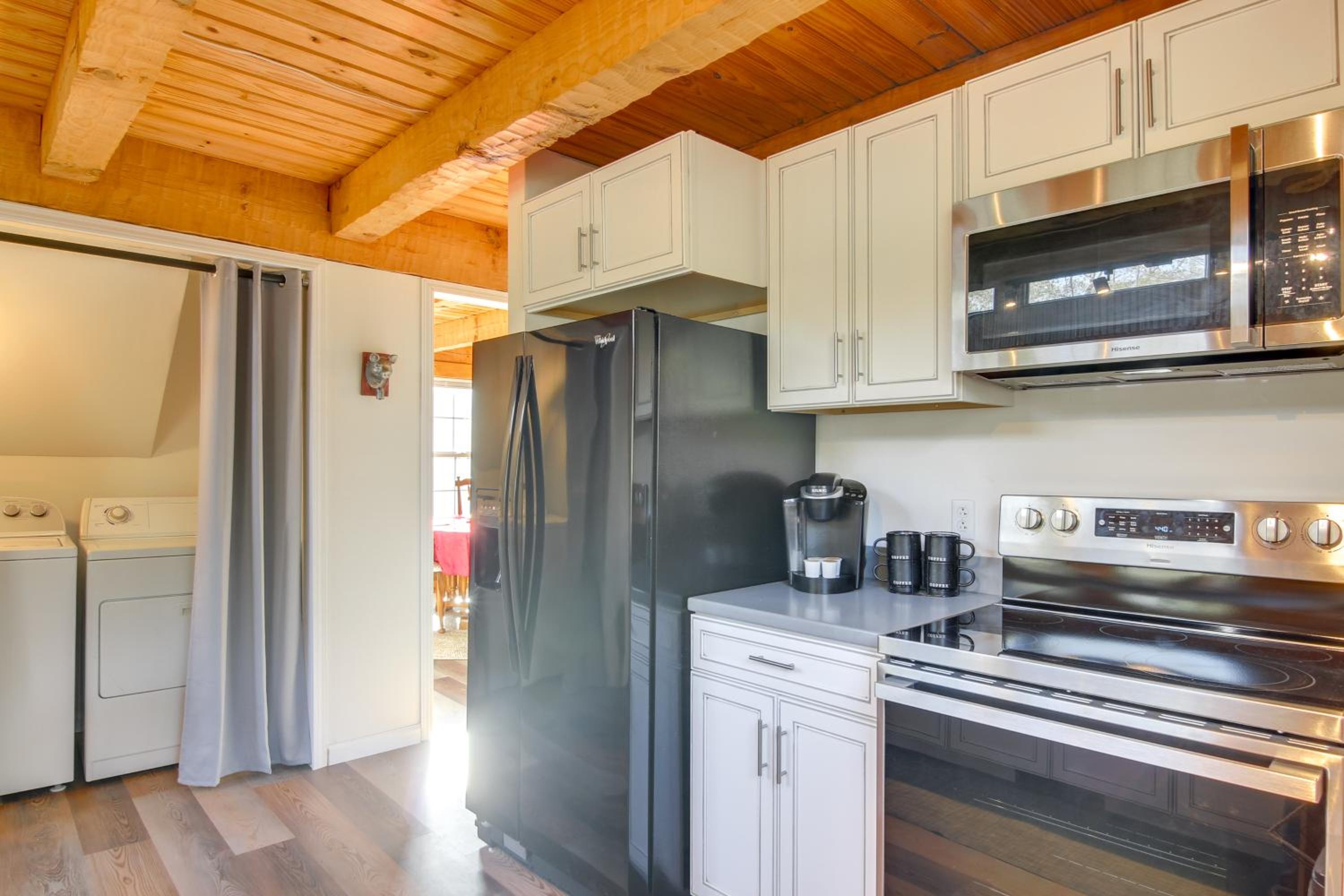 Hike and Unwind, Peaceful Wooded Retreat in Newport
