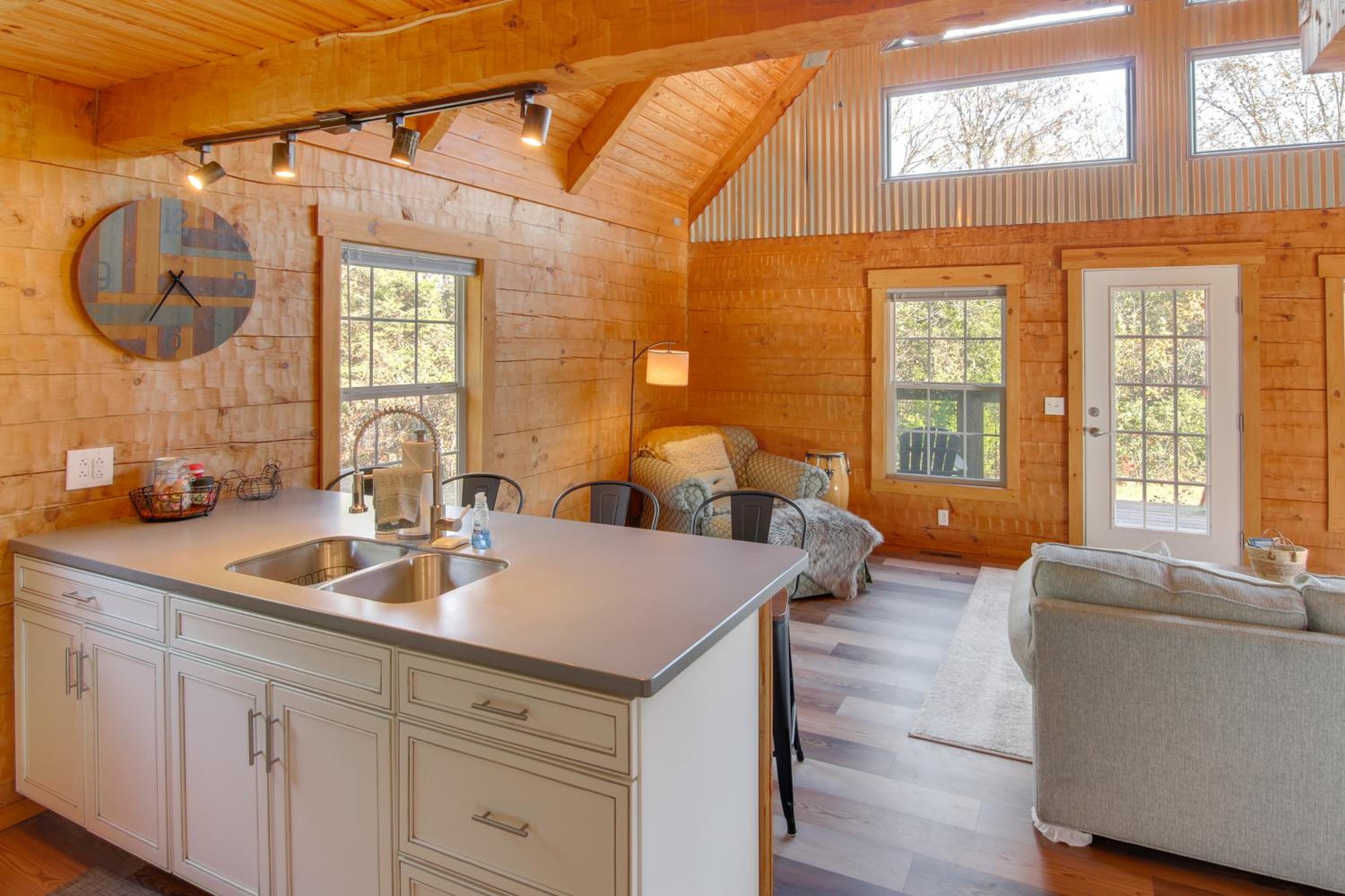 Hike and Unwind, Peaceful Wooded Retreat in Newport