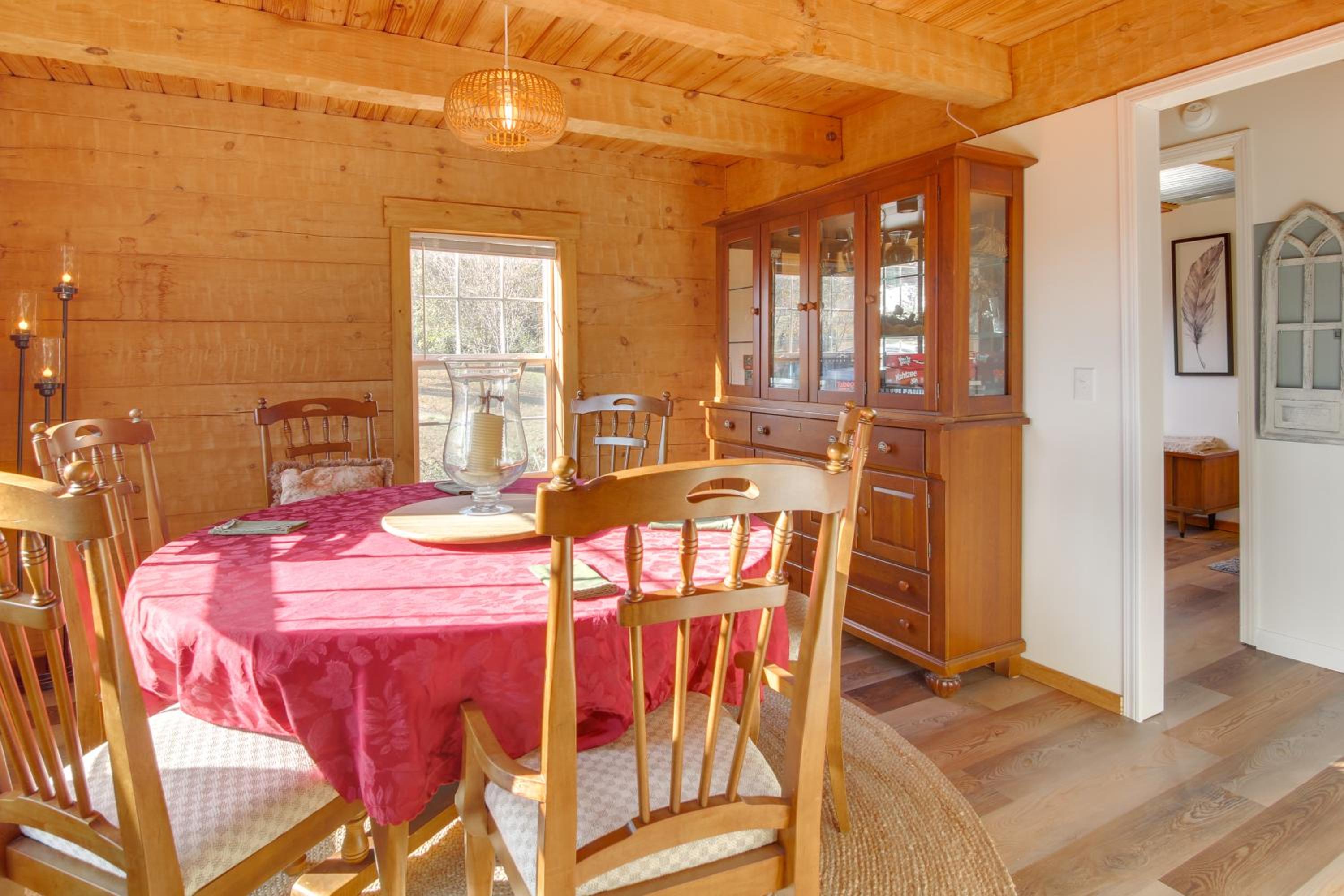 Hike and Unwind, Peaceful Wooded Retreat in Newport