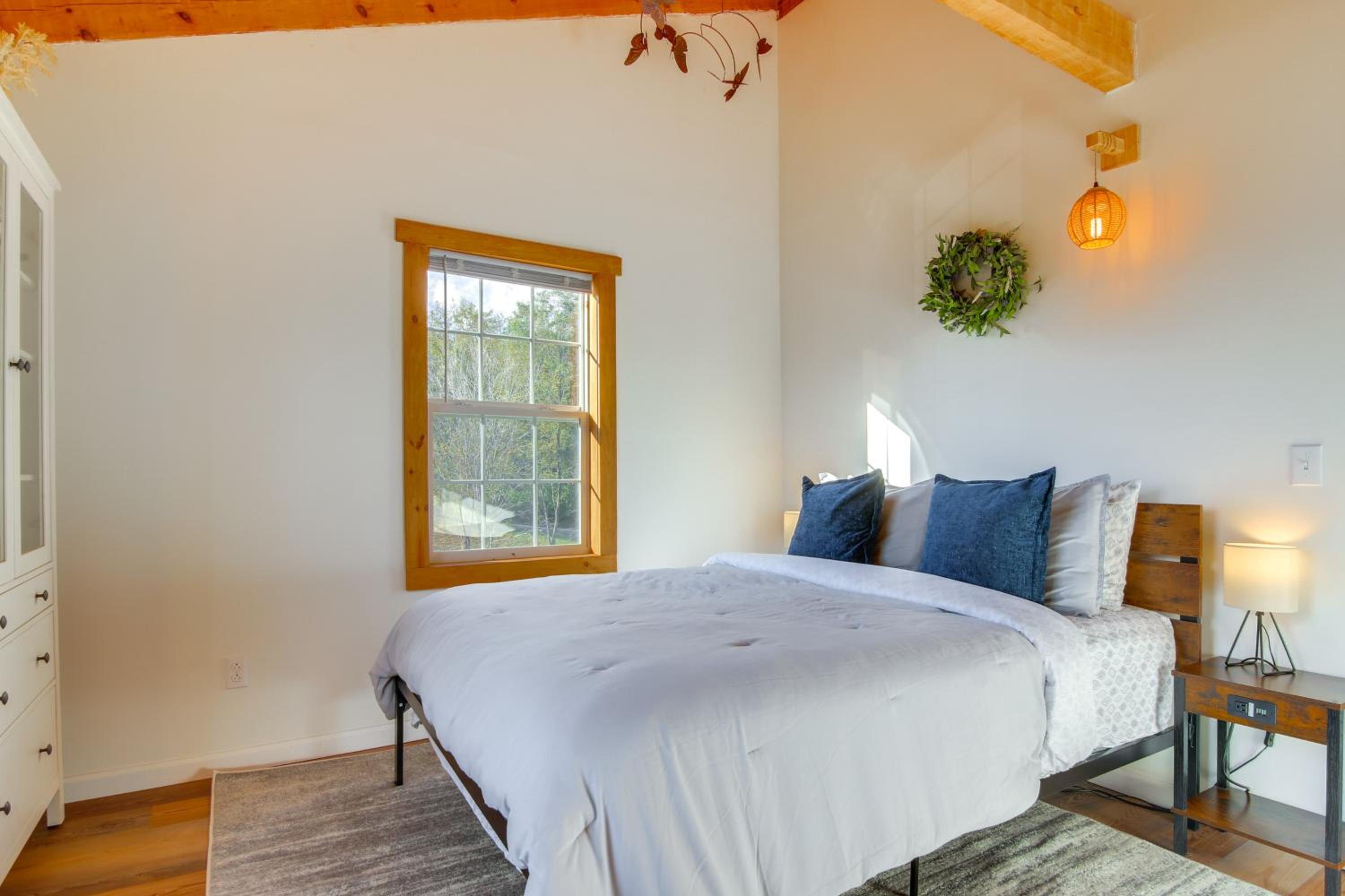 Hike and Unwind, Peaceful Wooded Retreat in Newport
