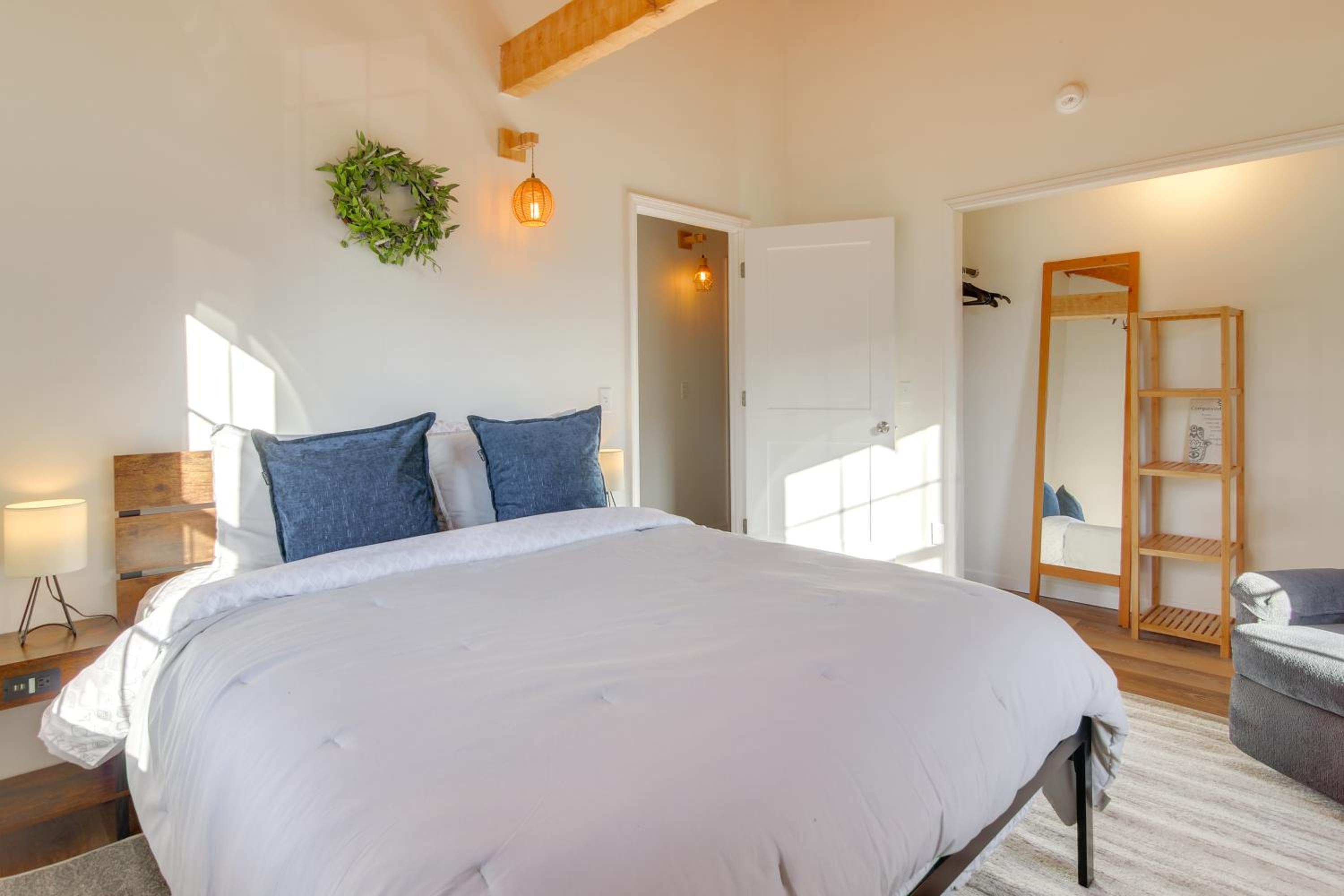 Hike and Unwind, Peaceful Wooded Retreat in Newport