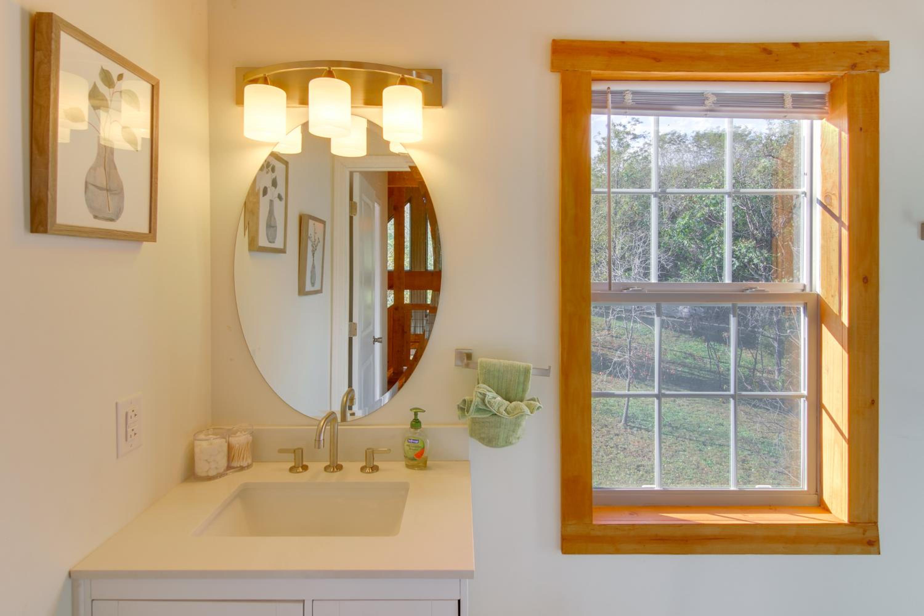 Hike and Unwind, Peaceful Wooded Retreat in Newport