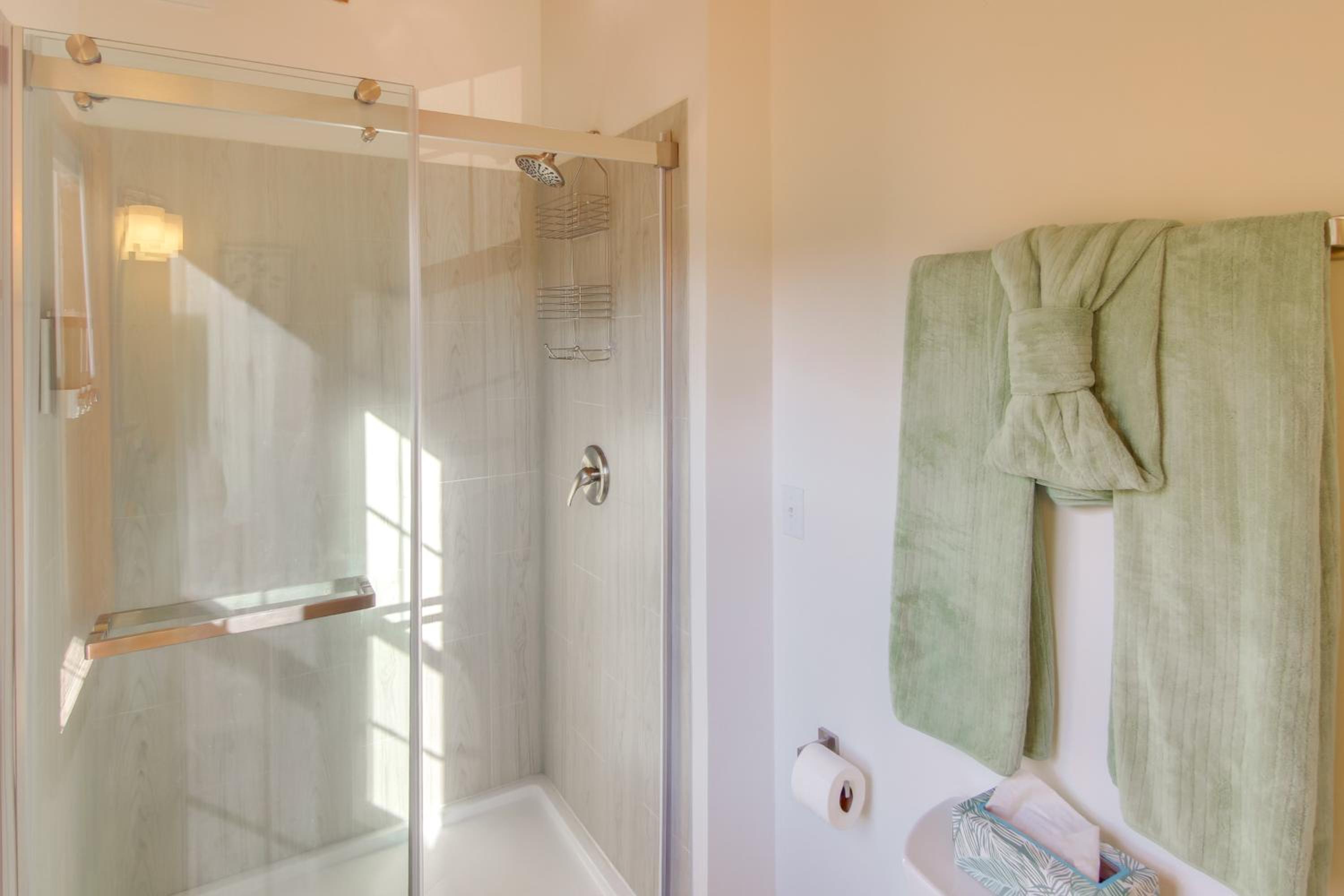 Hike and Unwind, Peaceful Wooded Retreat in Newport