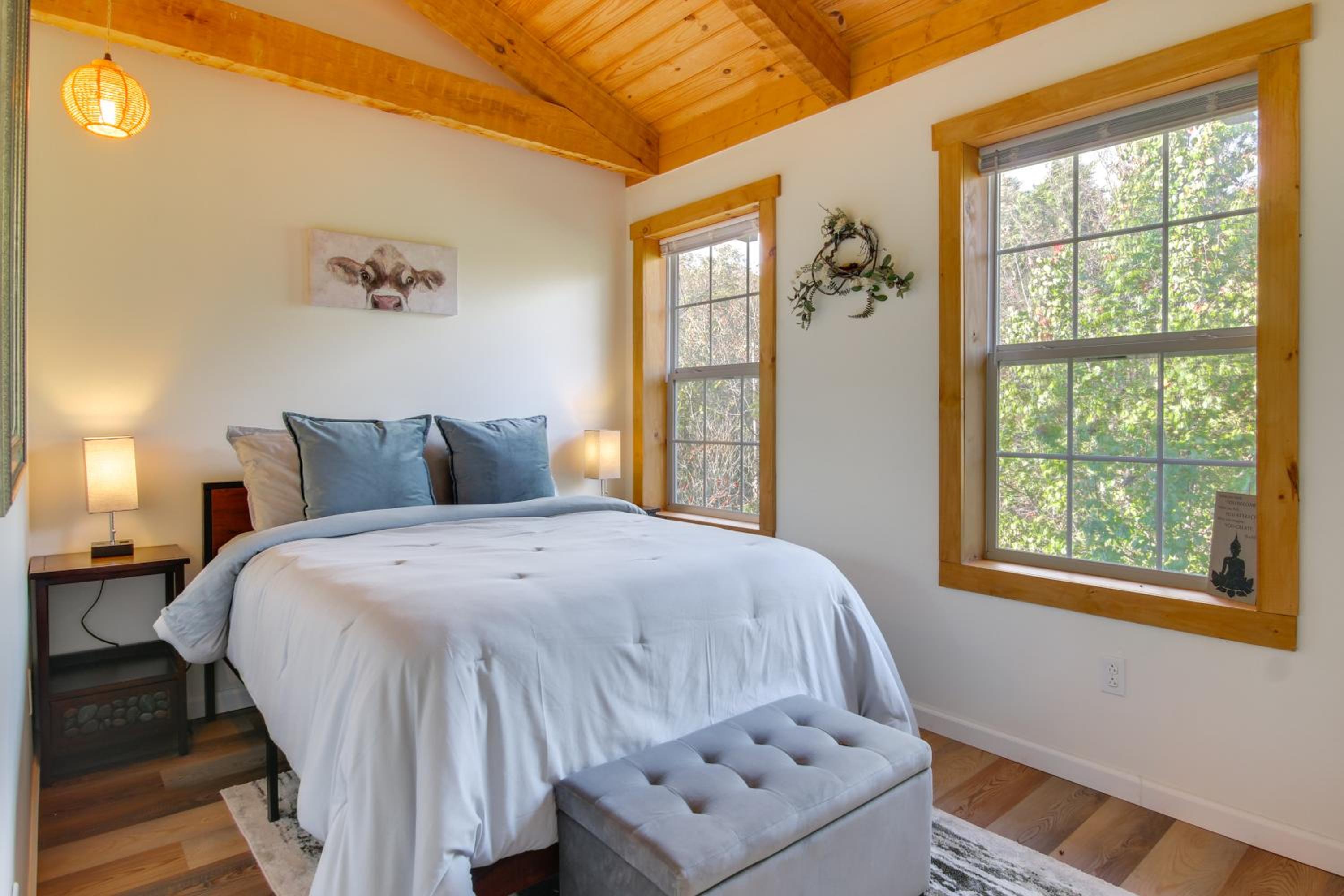 Hike and Unwind, Peaceful Wooded Retreat in Newport