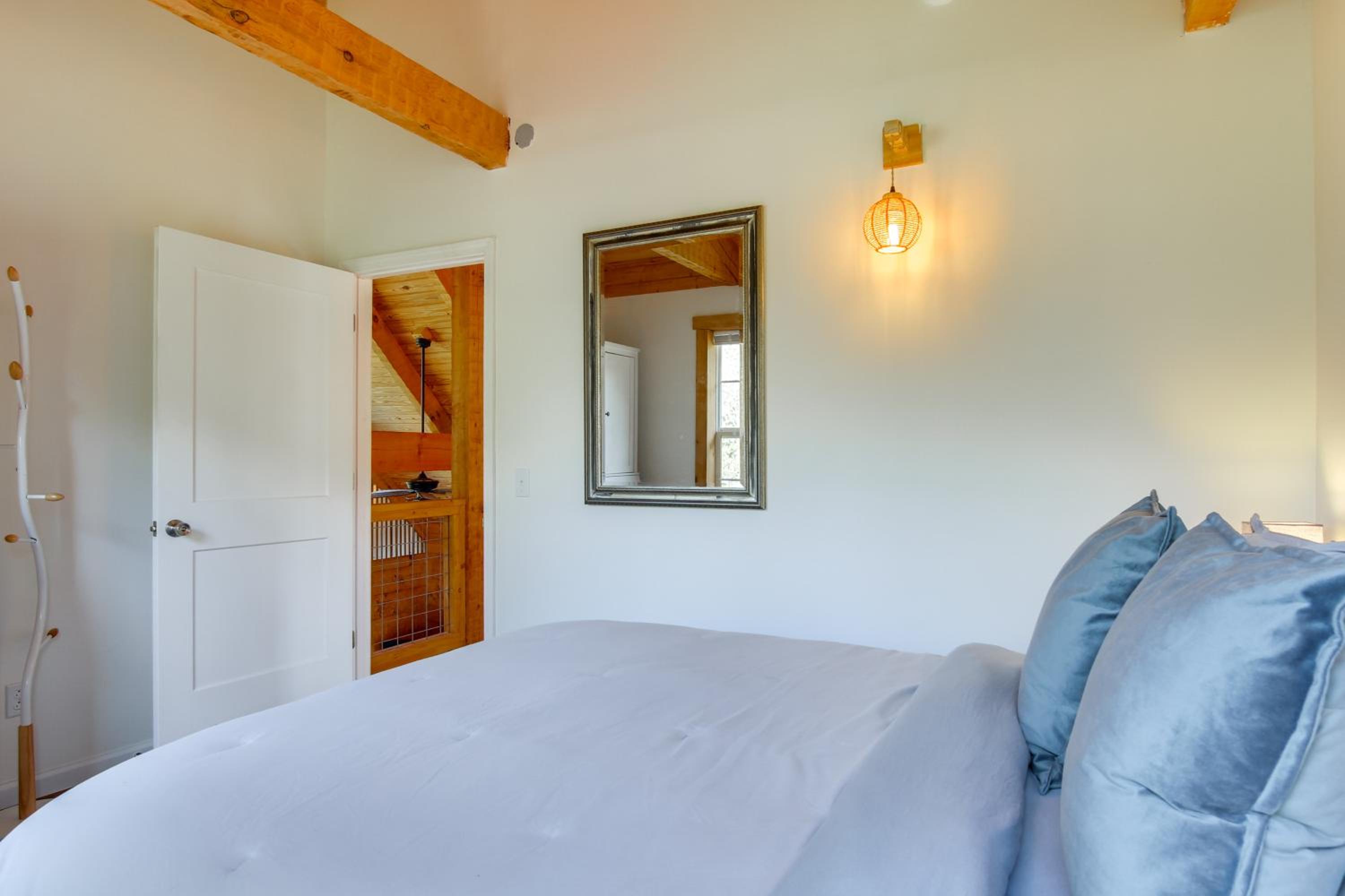 Hike and Unwind, Peaceful Wooded Retreat in Newport