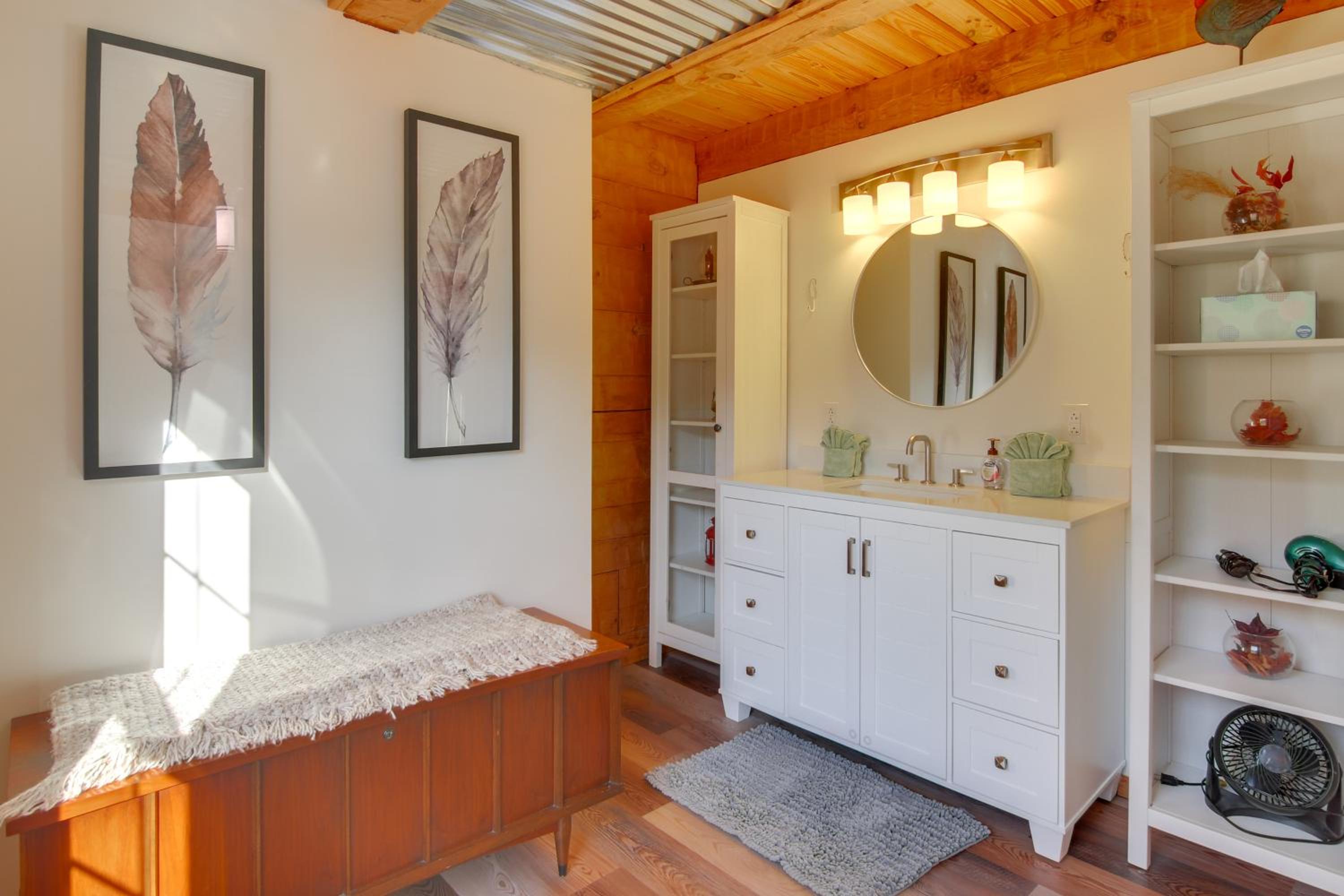 Hike and Unwind, Peaceful Wooded Retreat in Newport