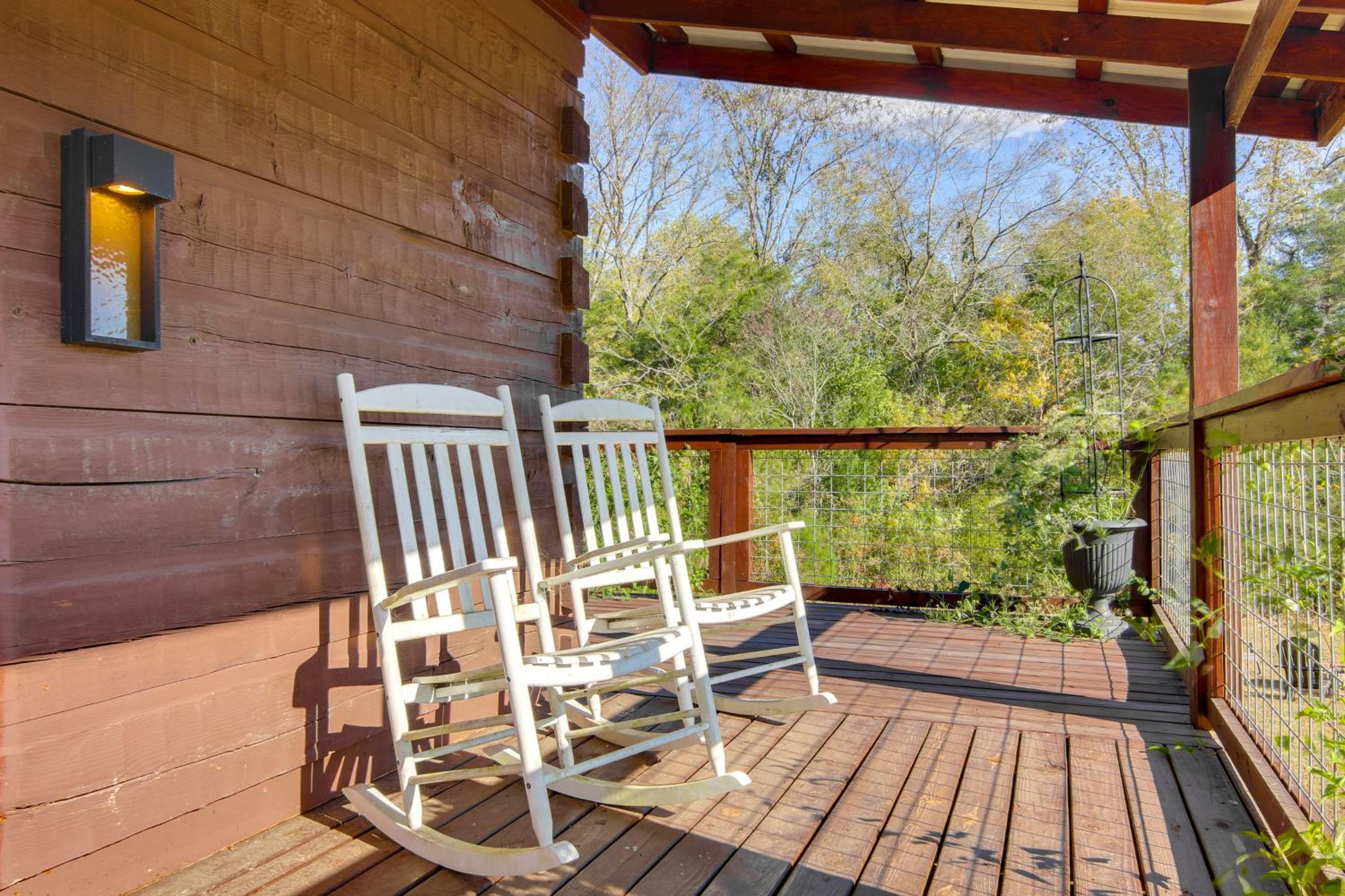 Hike and Unwind, Peaceful Wooded Retreat in Newport