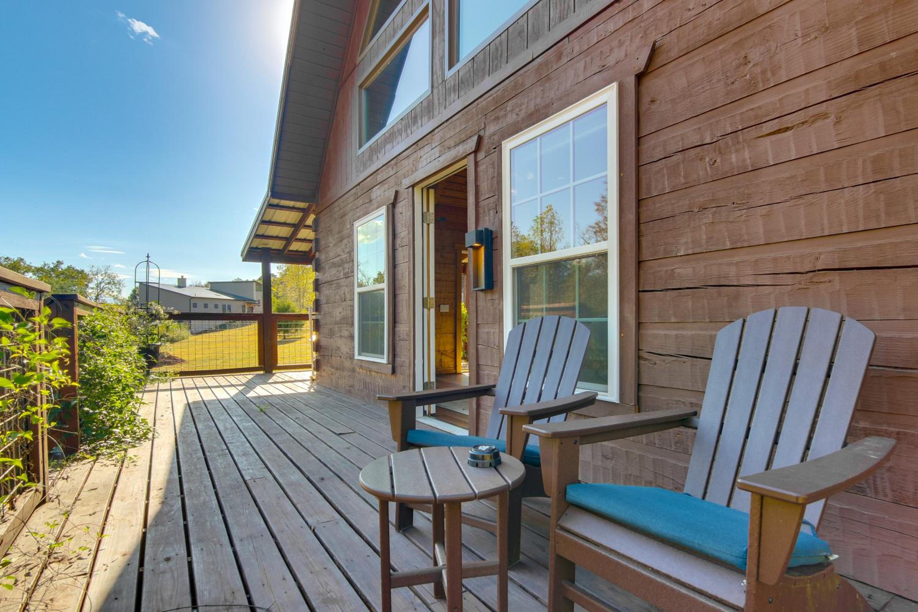 Hike and Unwind, Peaceful Wooded Retreat in Newport