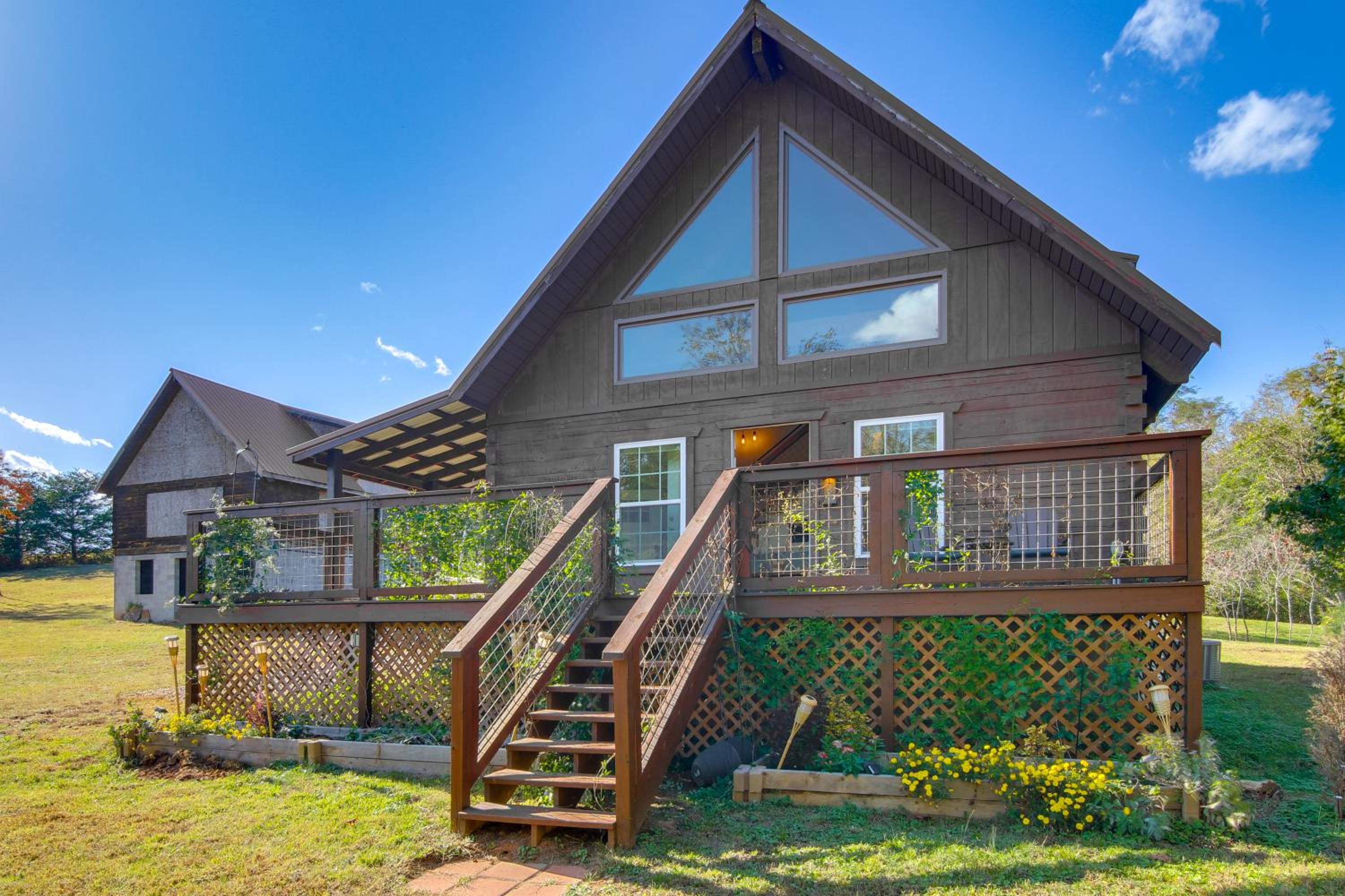 Hike and Unwind, Peaceful Wooded Retreat in Newport