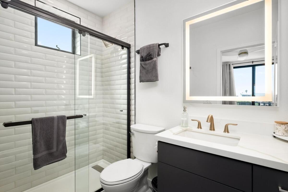 Near Beach & Airport with King Bed & EV Charger