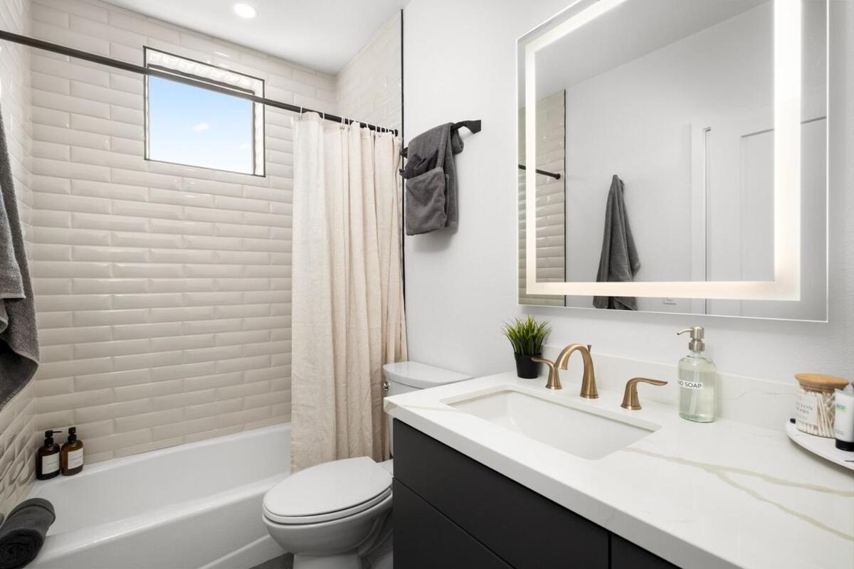 Near Beach & Airport with King Bed & EV Charger