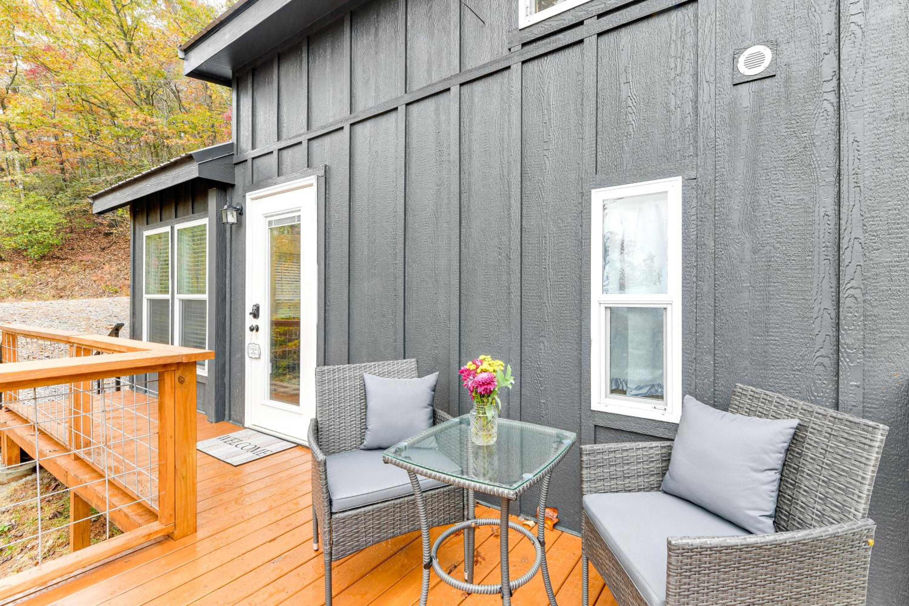8 Mi to Dtwn Franklin Mtn-View Cabin with Fire Pit