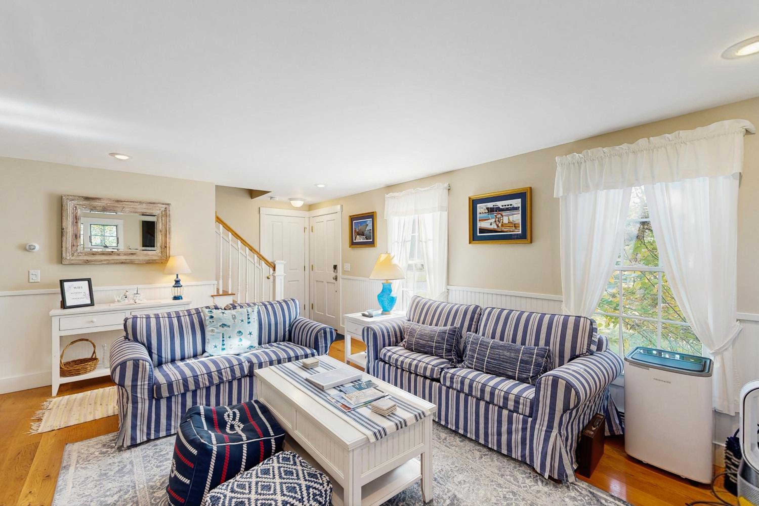 3BR House in Central Location with AC, Deck and Yard