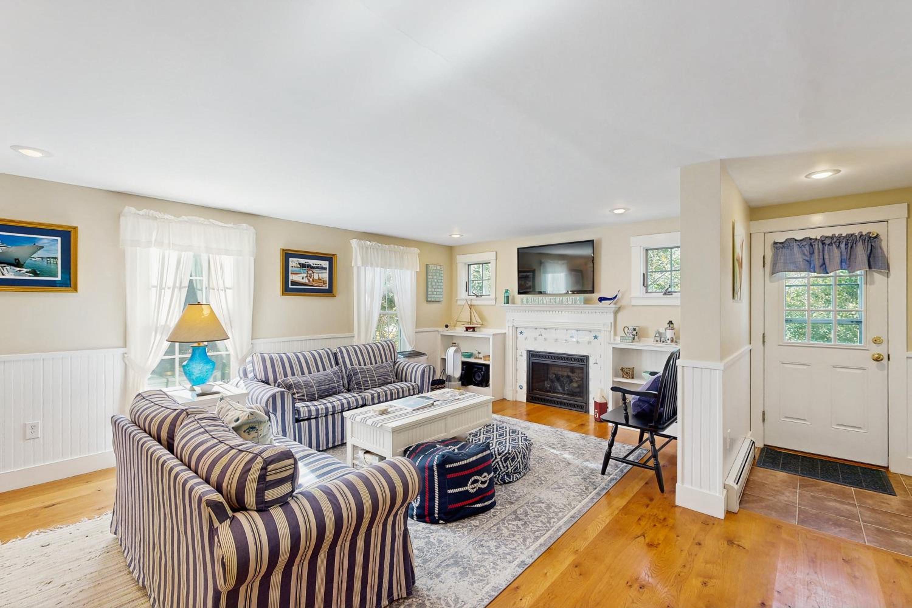 3BR House in Central Location with AC, Deck and Yard