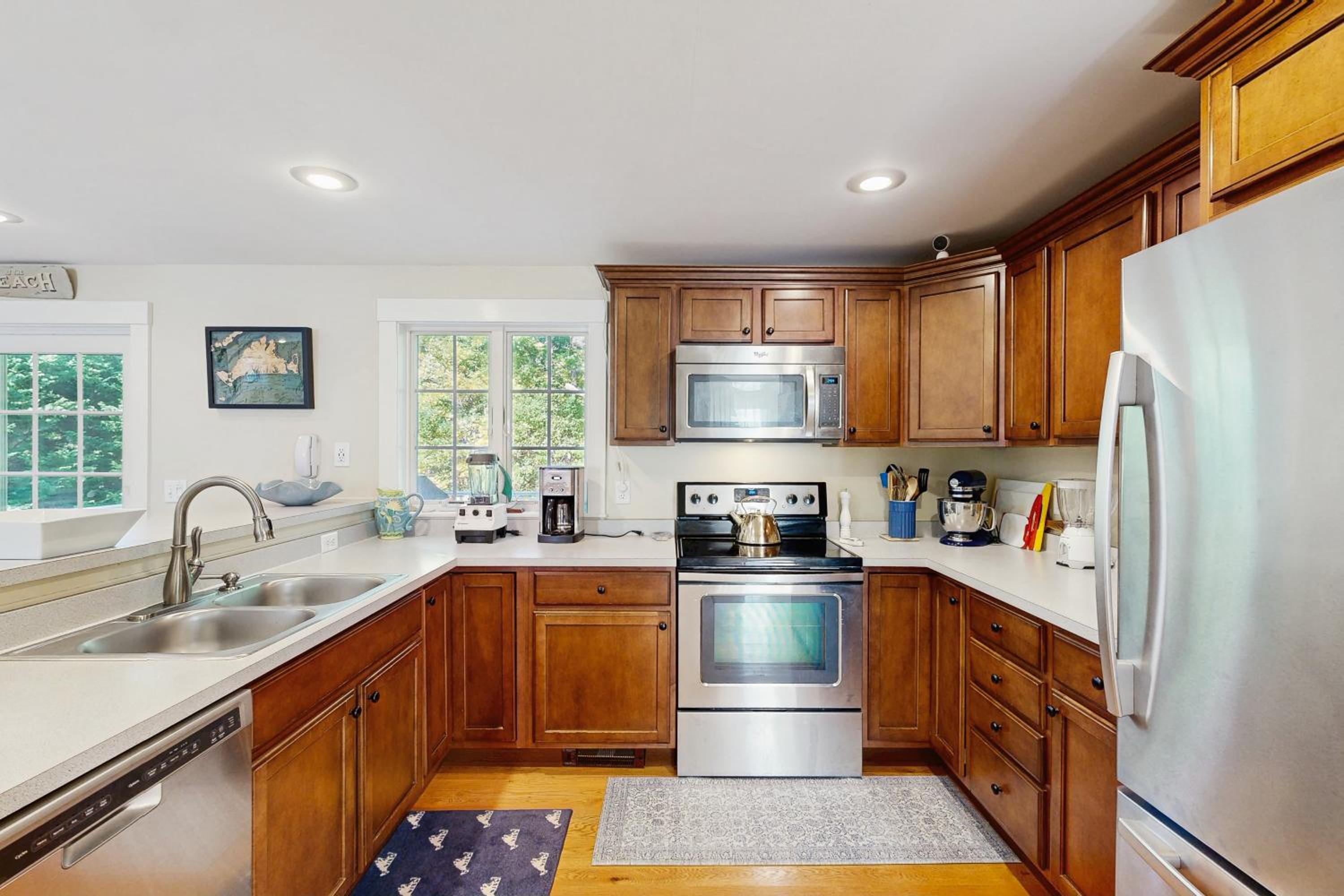 3BR House in Central Location with AC, Deck and Yard
