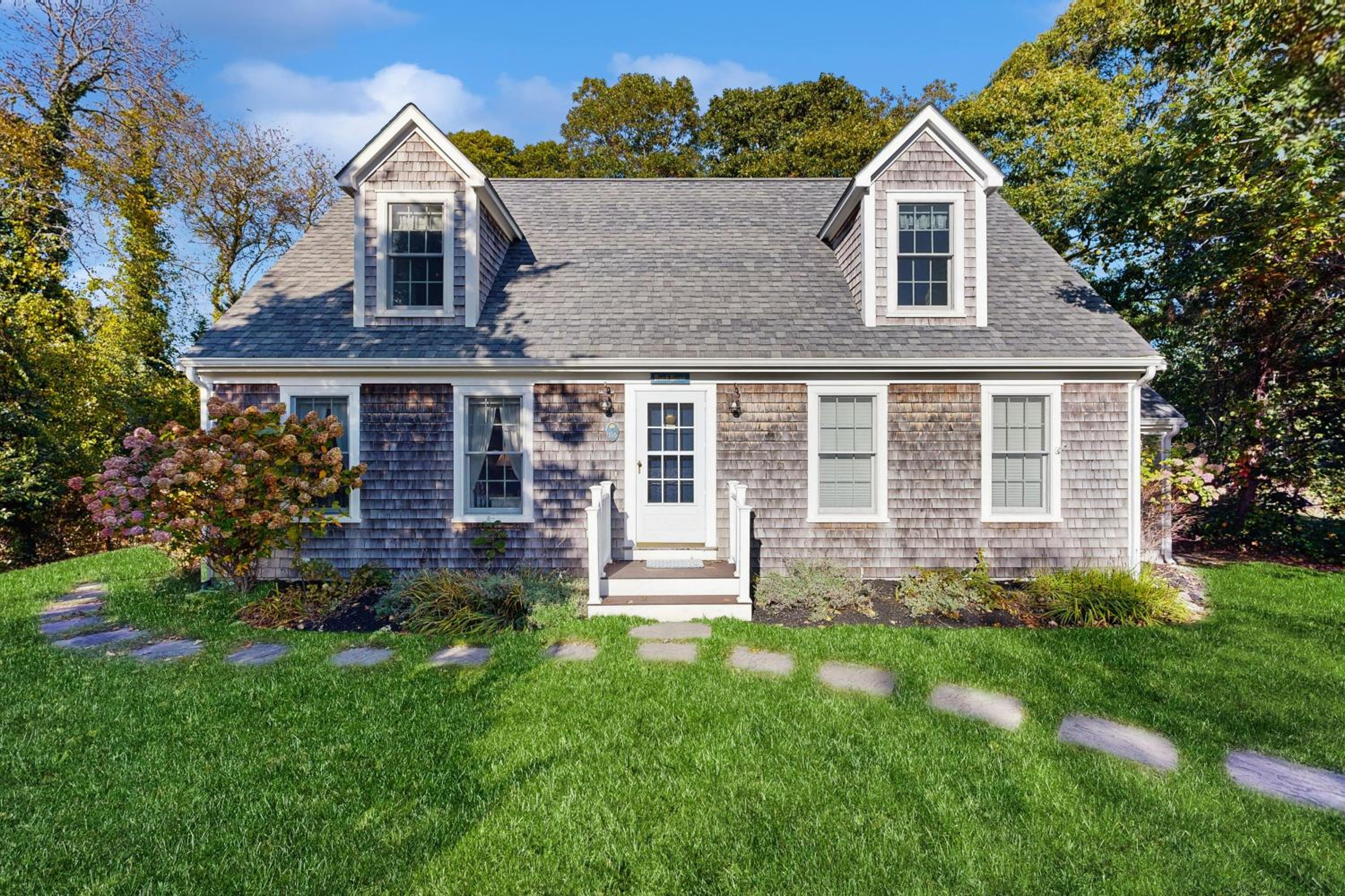 3BR House in Central Location with AC, Deck and Yard