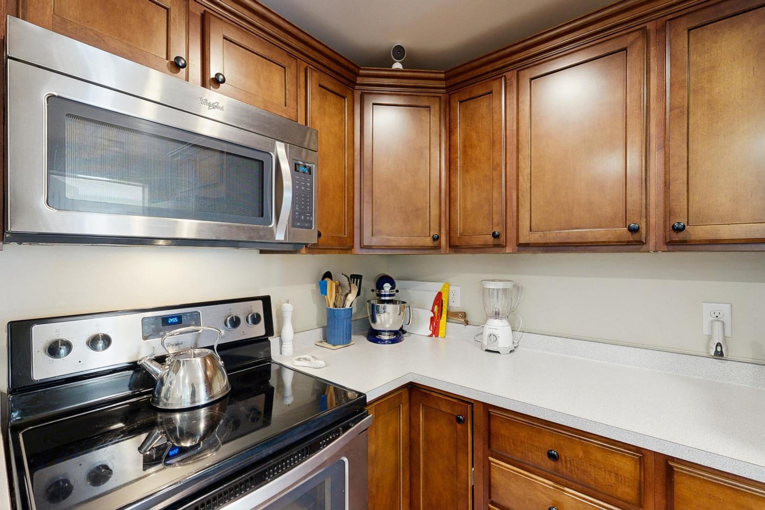 3BR House in Central Location with AC, Deck and Yard