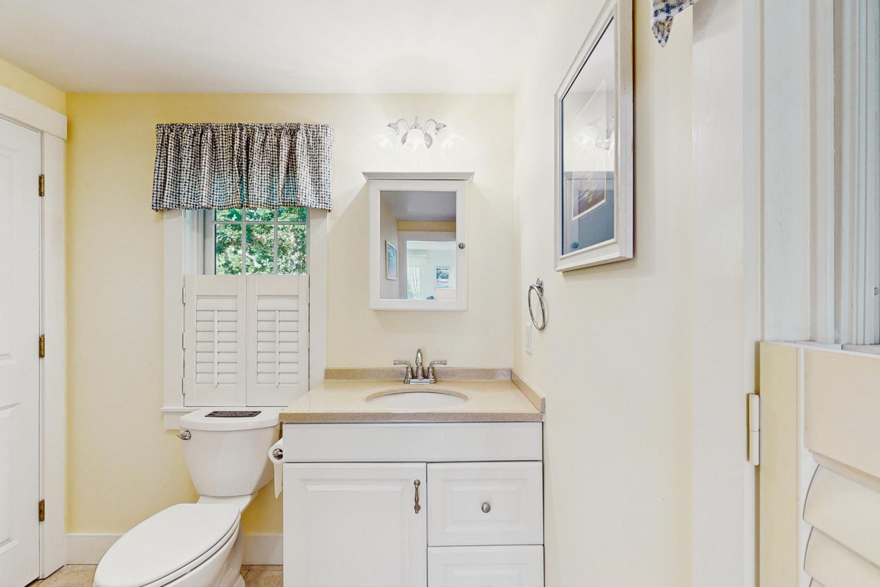 3BR House in Central Location with AC, Deck and Yard