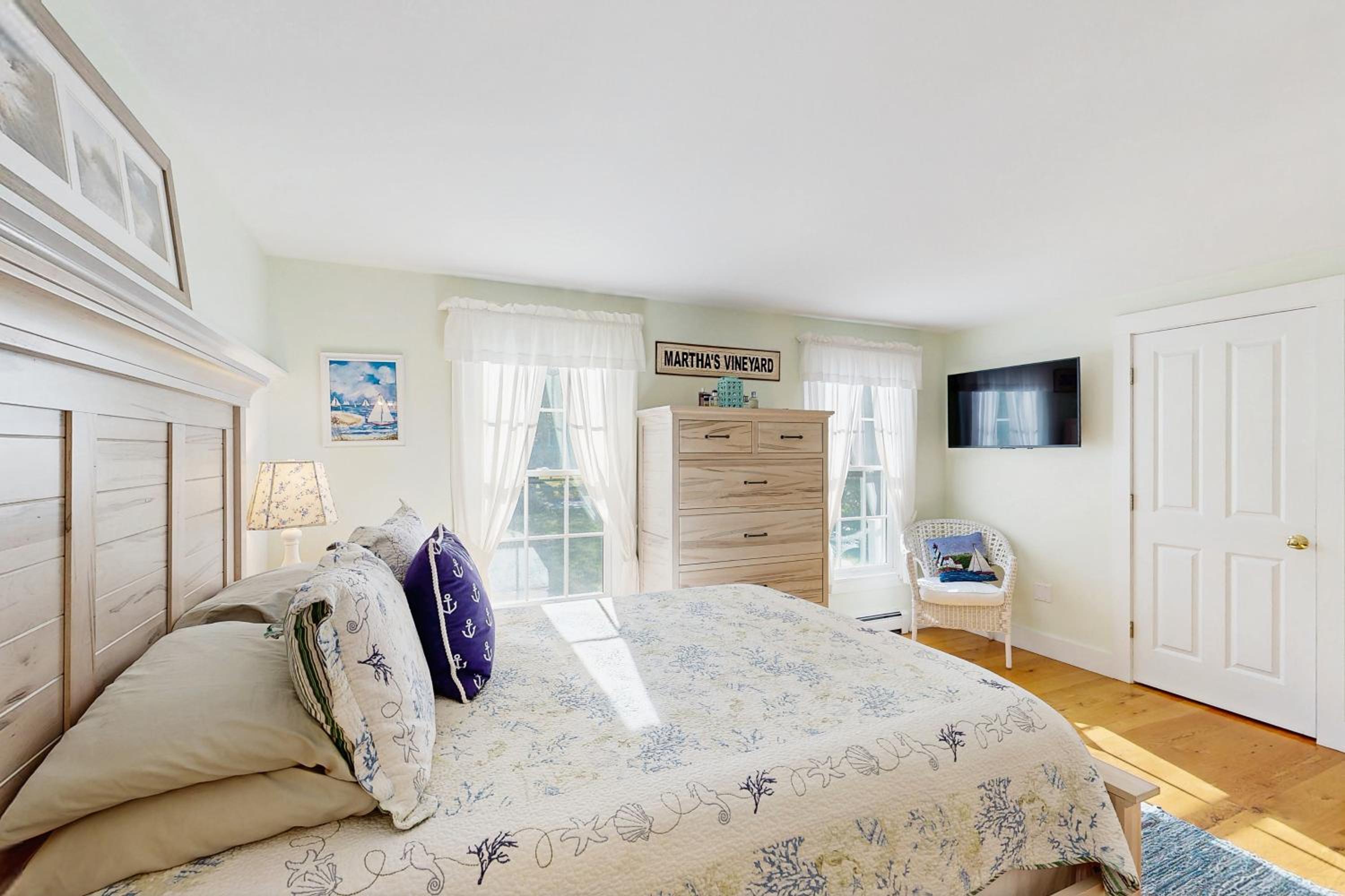 3BR House in Central Location with AC, Deck and Yard