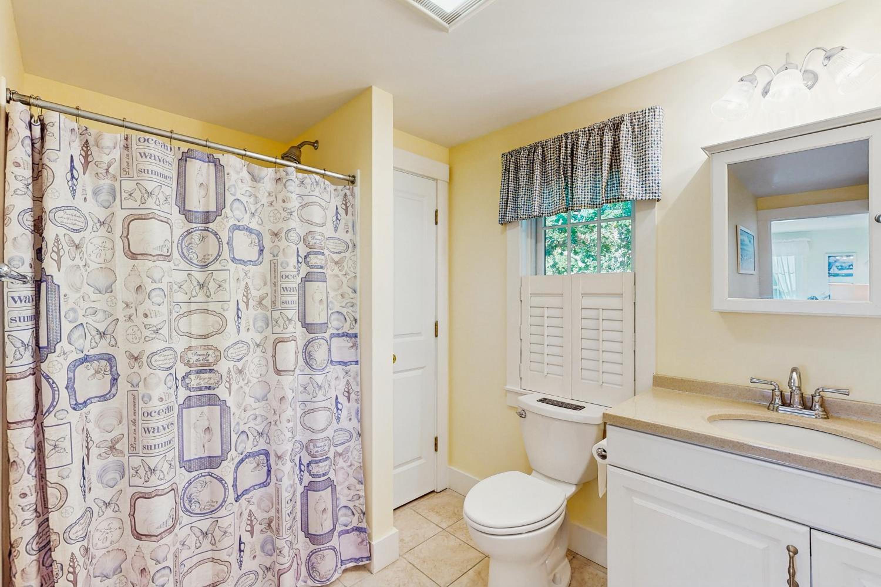 3BR House in Central Location with AC, Deck and Yard