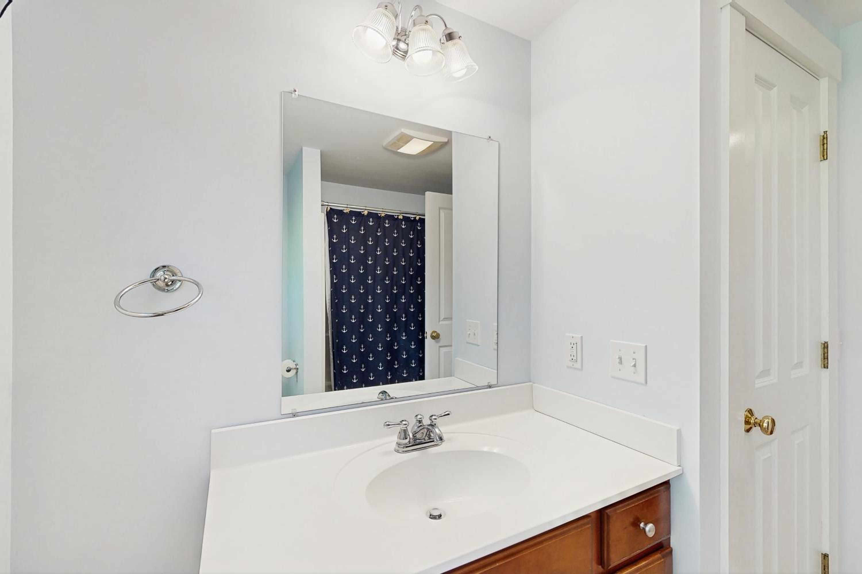 3BR House in Central Location with AC, Deck and Yard