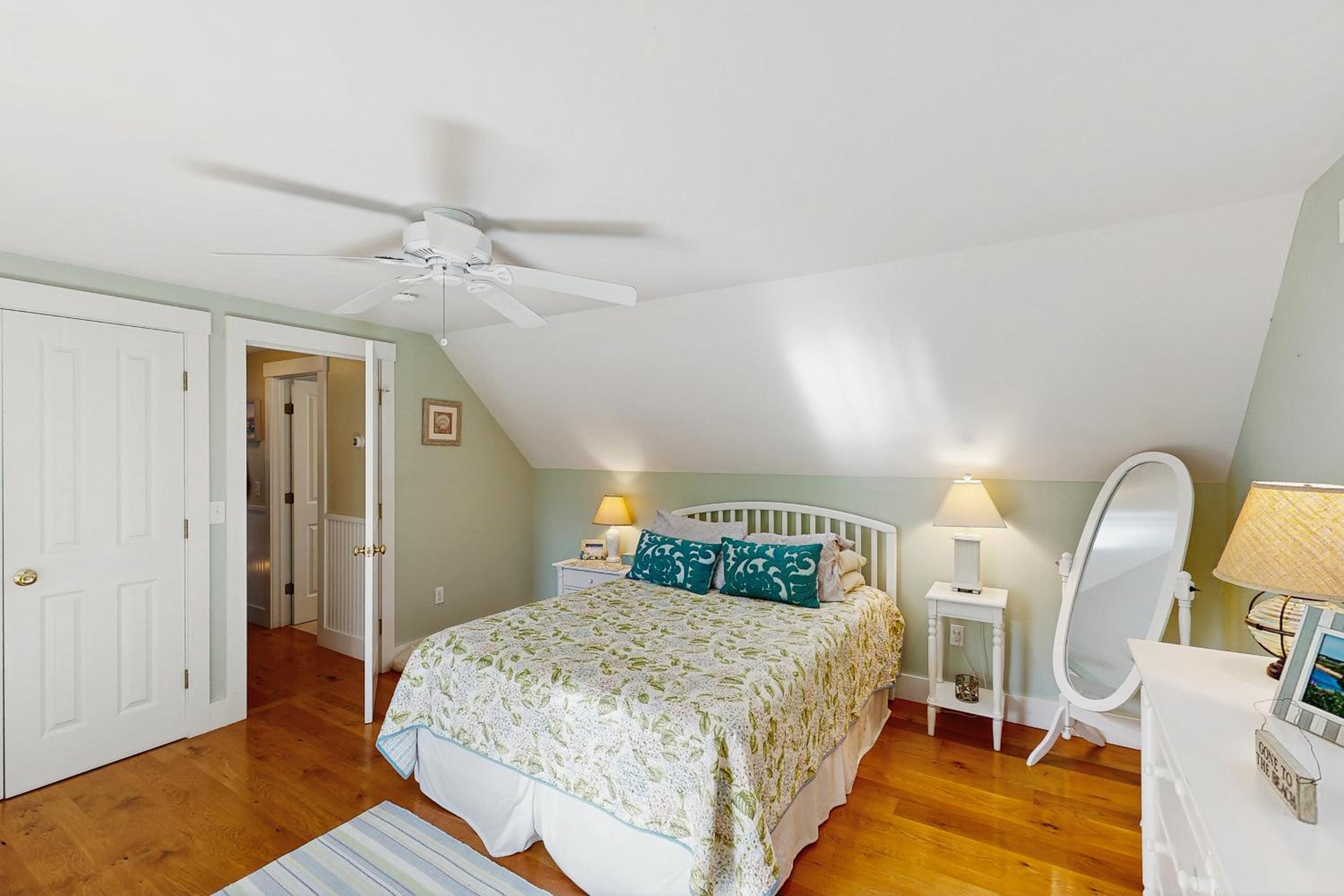 3BR House in Central Location with AC, Deck and Yard