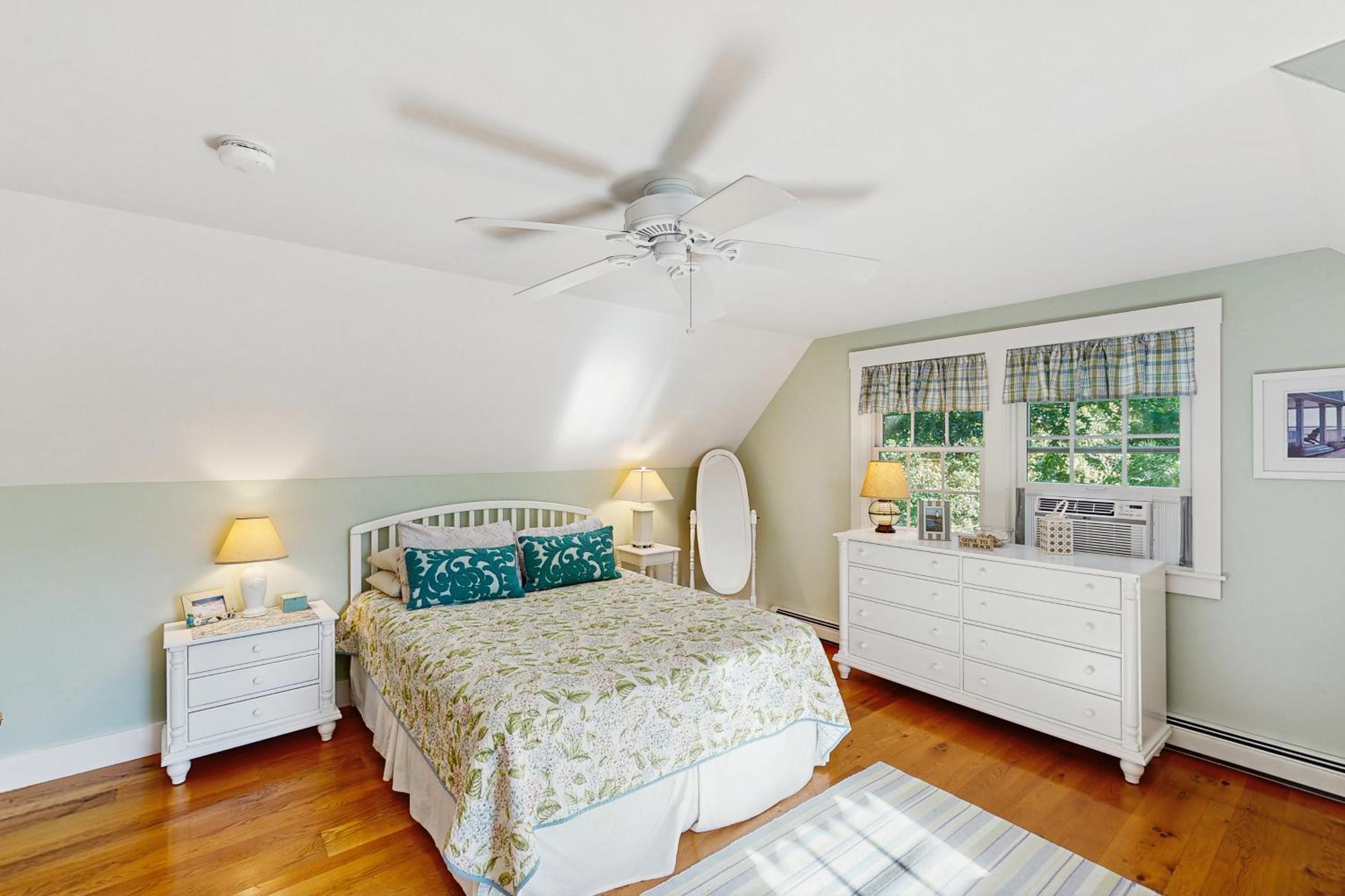 3BR House in Central Location with AC, Deck and Yard