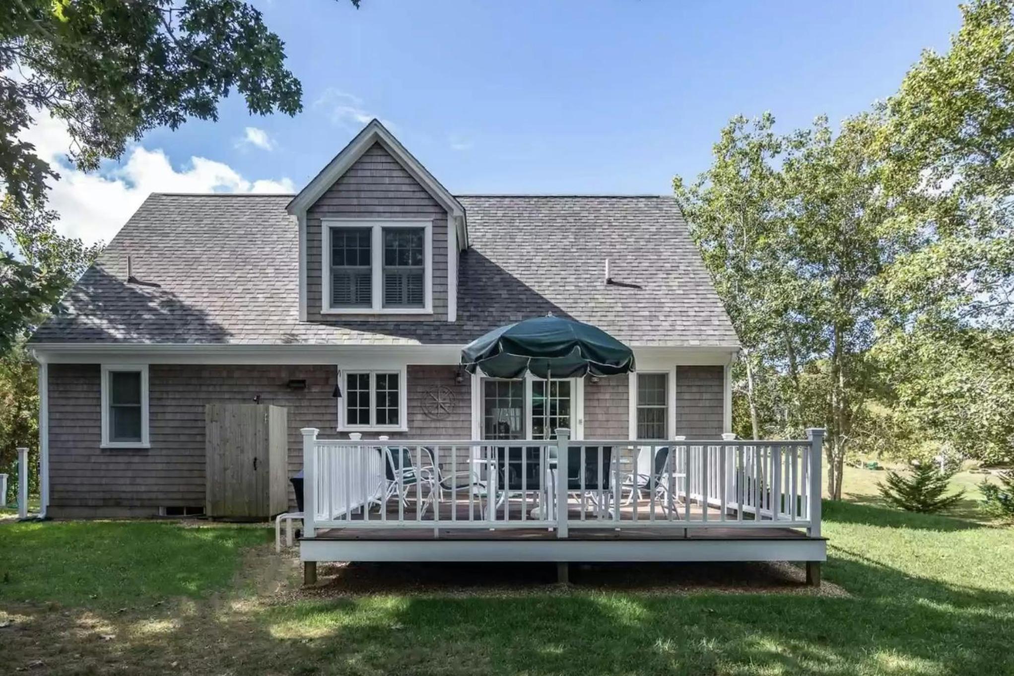3BR House in Central Location with AC, Deck and Yard
