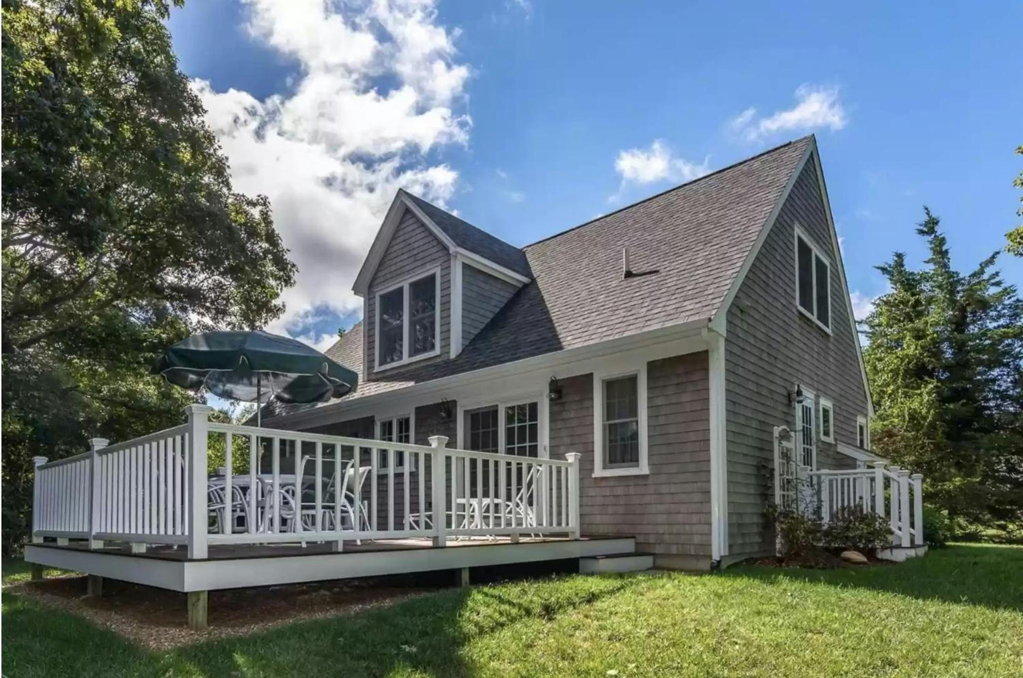 3BR House in Central Location with AC, Deck and Yard
