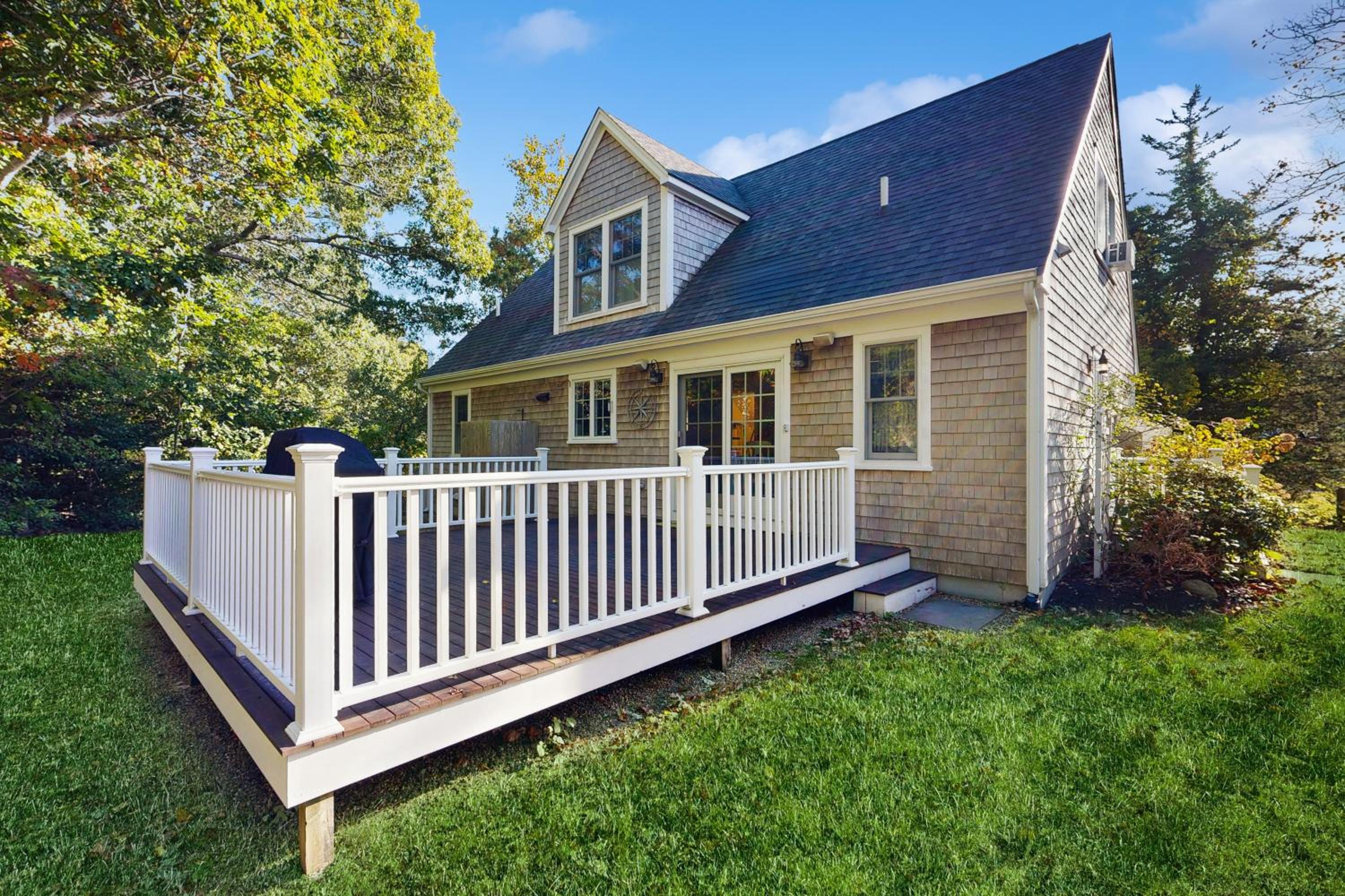 3BR House in Central Location with AC, Deck and Yard