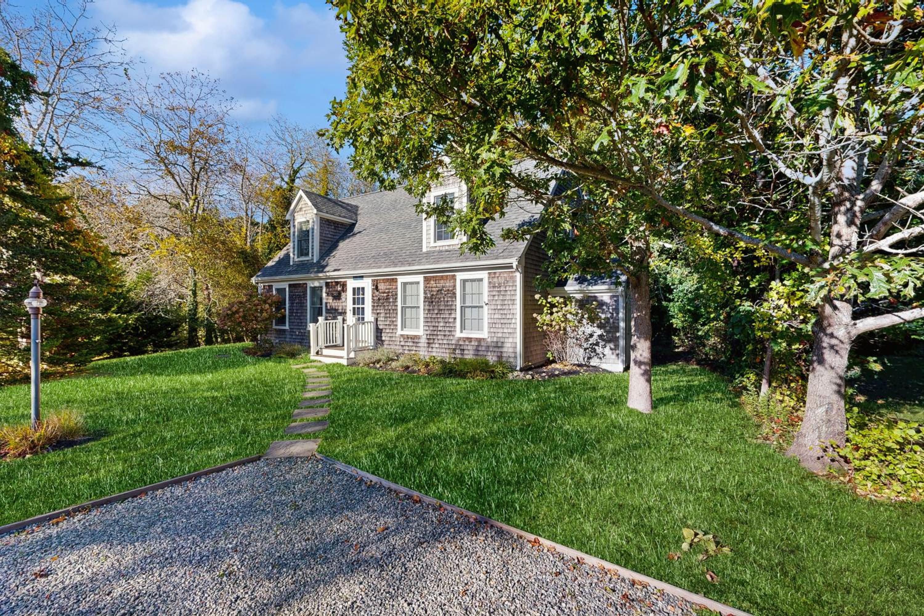3BR House in Central Location with AC, Deck and Yard