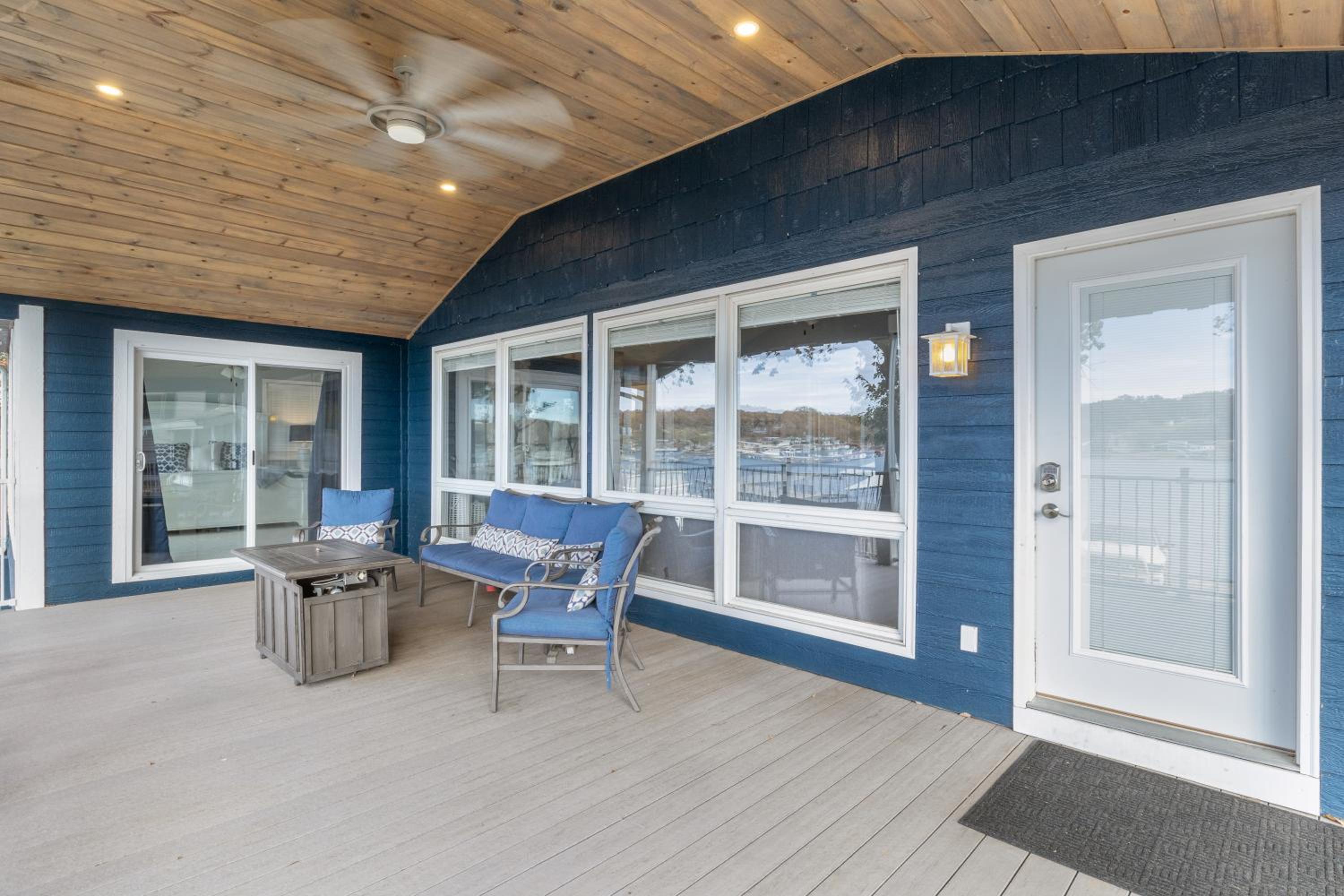 Sunset & Lake Views, Outdoor Dining & Seats