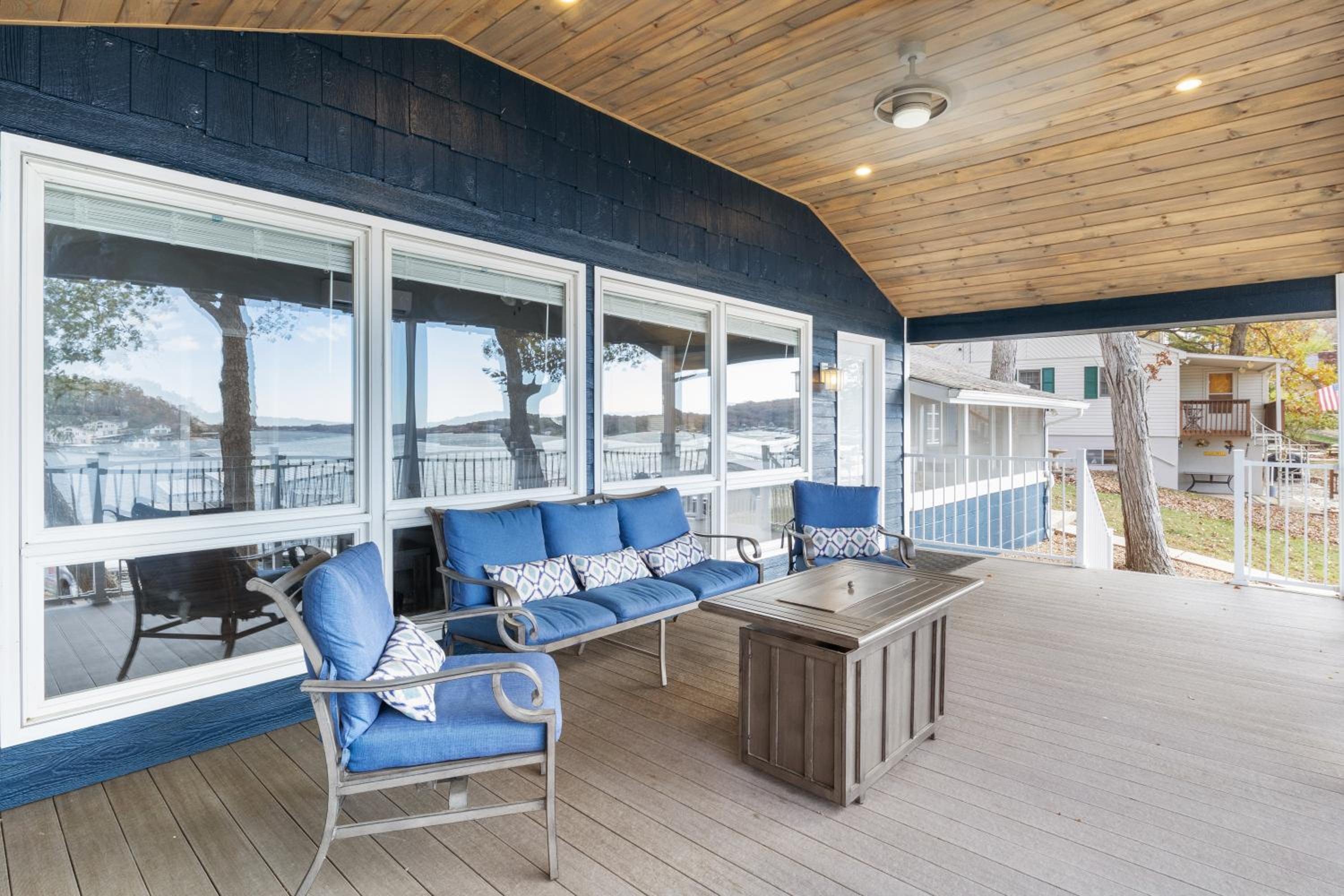Sunset & Lake Views, Outdoor Dining & Seats
