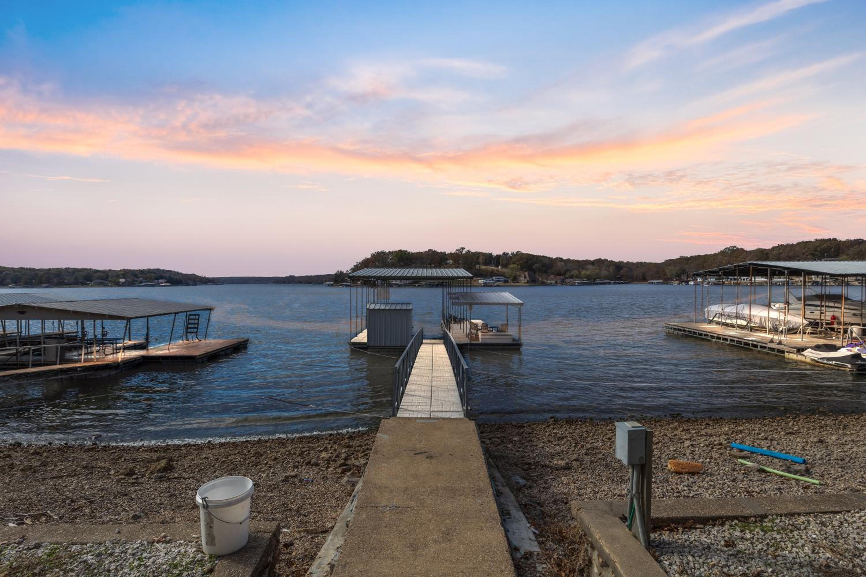 Sunset & Lake Views, Outdoor Dining & Seats