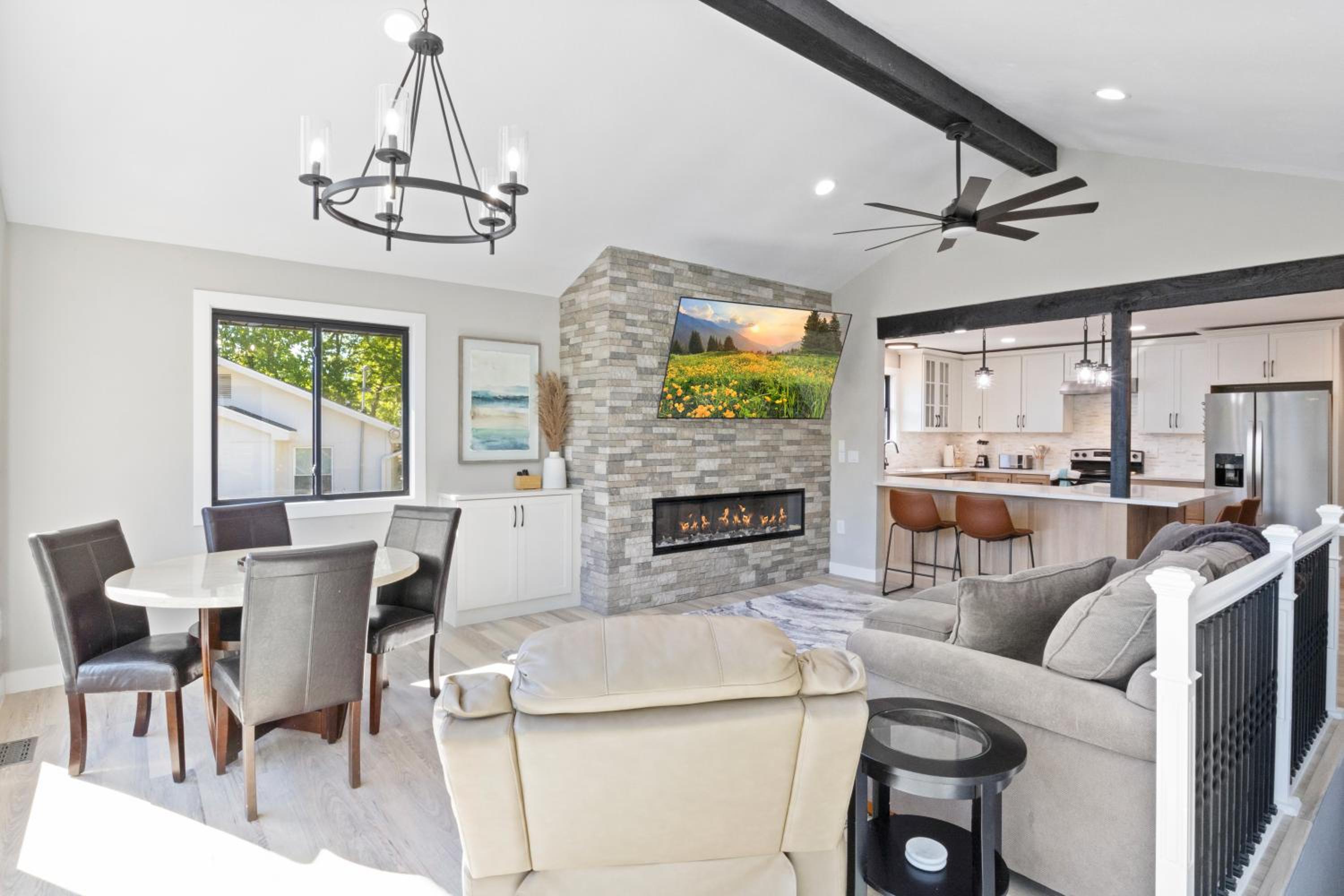 Firepit, Hot Tub, Games In & Out, Spacious