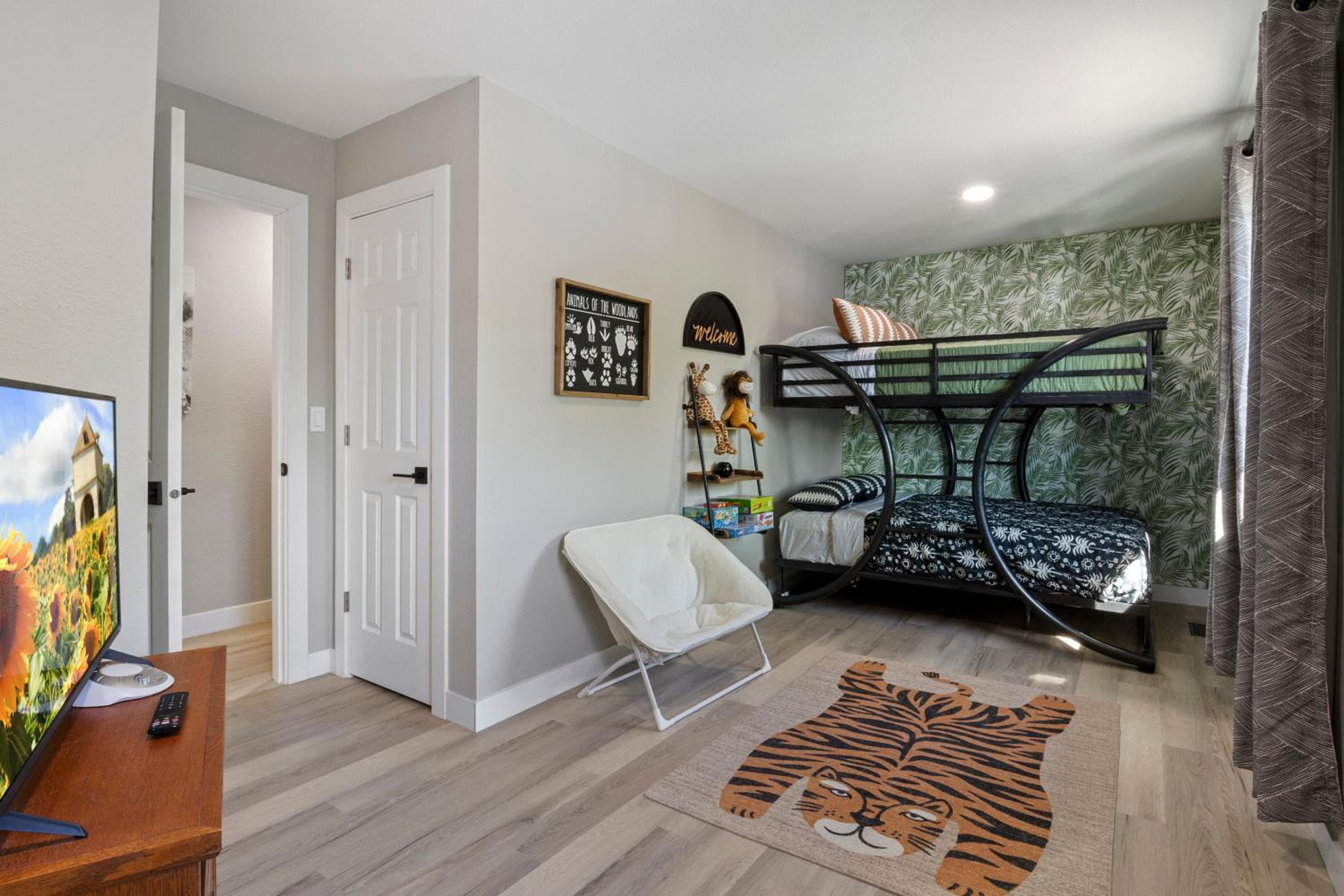 Firepit, Hot Tub, Games In & Out, Spacious