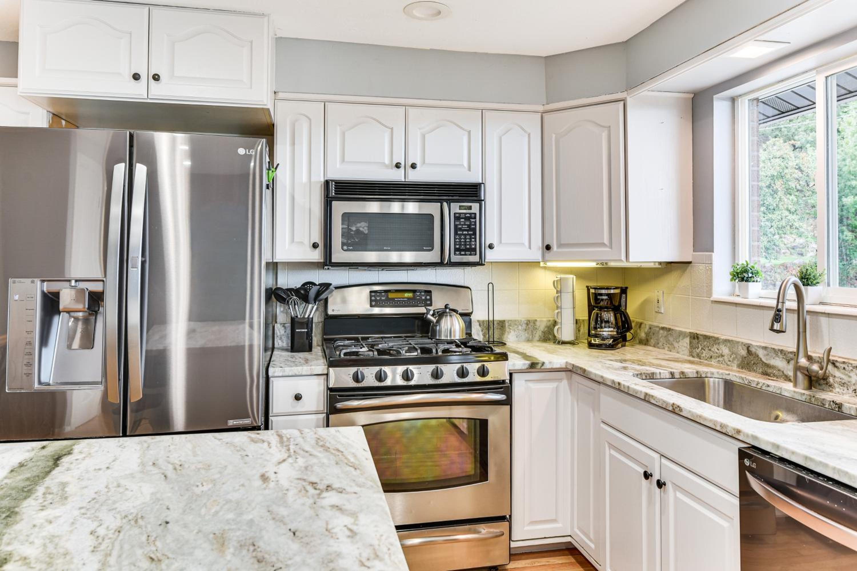 Mountain-View Retreat with Hot Tub in Centerville!