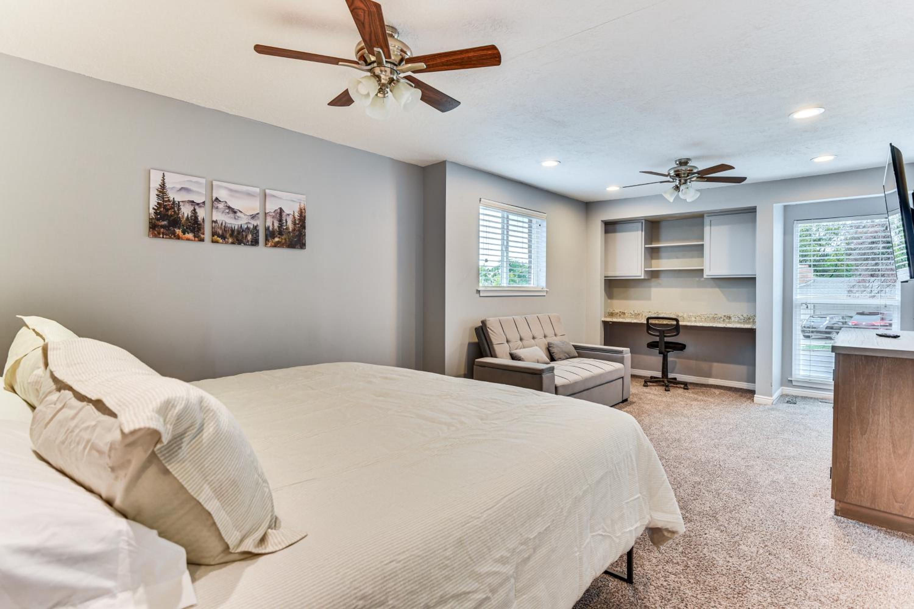Mountain-View Retreat with Hot Tub in Centerville!