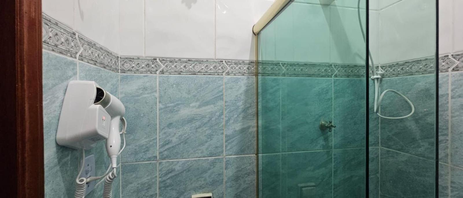 Pousada II House Beach Brasil , Suites com banheiros Privativos, PISCINA com cascata e área familiar para churrasco, Garage GRATUITA, próx-praia da Aviação