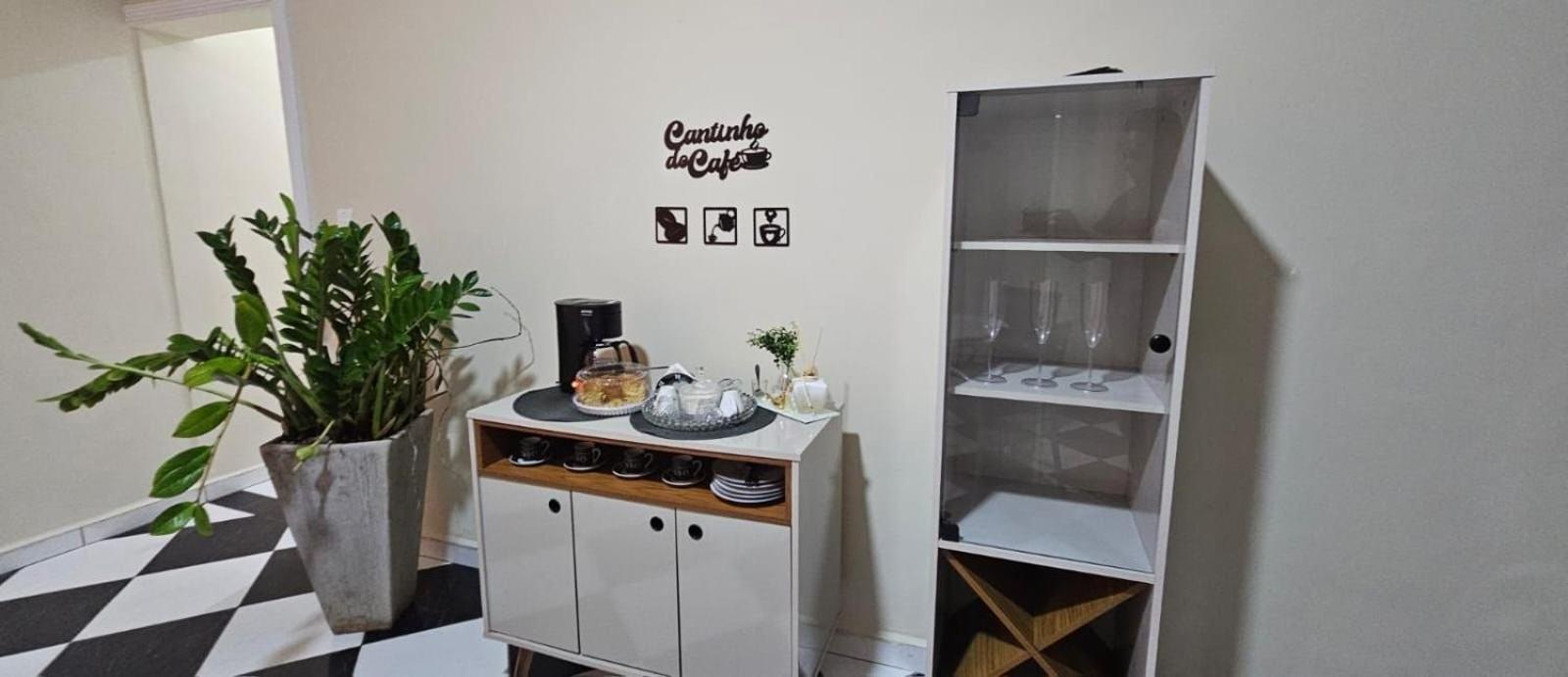Pousada II House Beach Brasil , Suites com banheiros Privativos, PISCINA com cascata e área familiar para churrasco, Garage GRATUITA, próx-praia da Aviação