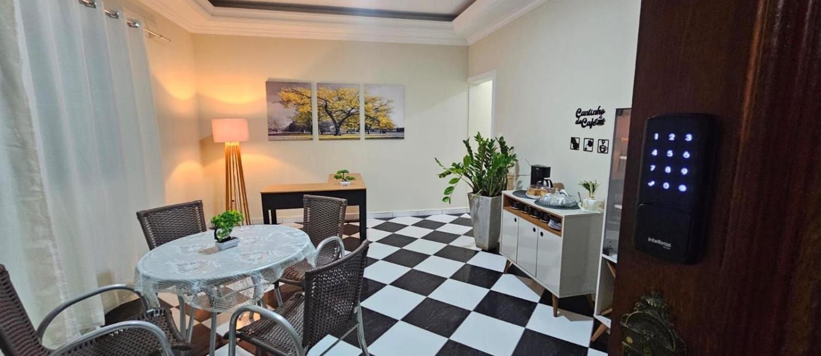 Pousada II House Beach Brasil , Suites com banheiros Privativos, PISCINA com cascata e área familiar para churrasco, Garage GRATUITA, próx-praia da Aviação