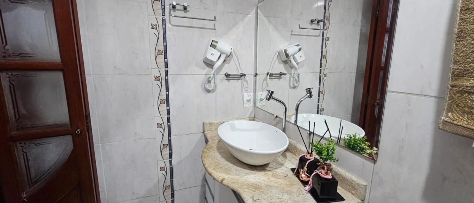 Pousada II House Beach Brasil , Suites com banheiros Privativos, PISCINA com cascata e área familiar para churrasco, Garage GRATUITA, próx-praia da Aviação